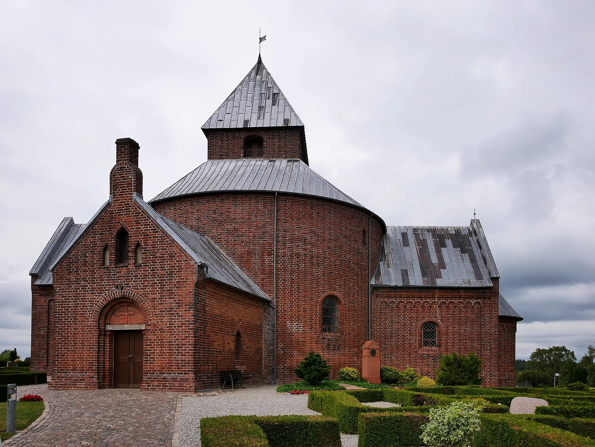 Photo showing: Kirche in Thorsager - Aussenansicht von Südwesten. Waffenhaus, Rundkirche und darüber der viereckige Turm, der auf den Innensäulen ruht.