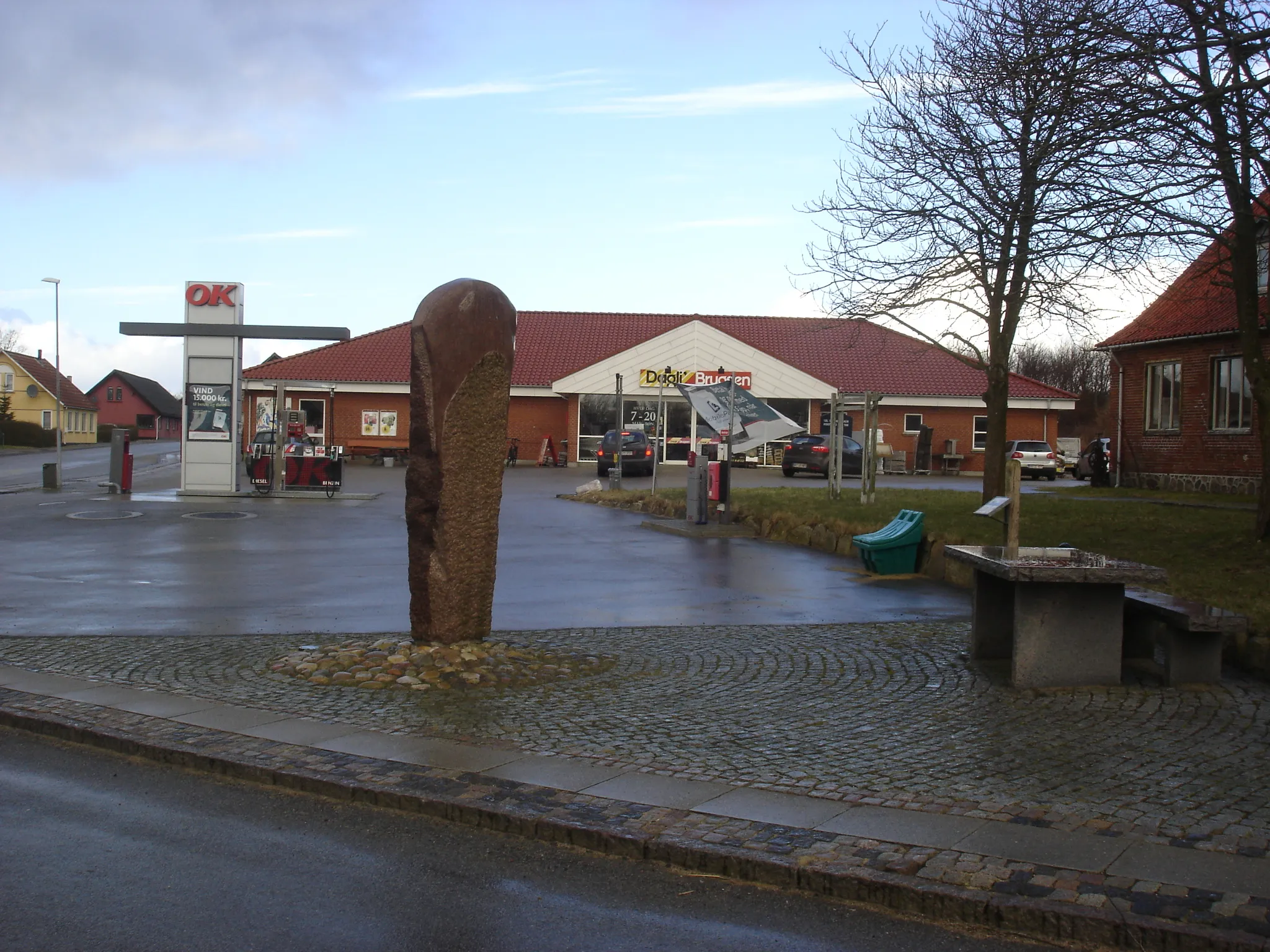 Photo showing: Centrum i Ølstrup med Dagli' Brugsen, skulptur og infotavle