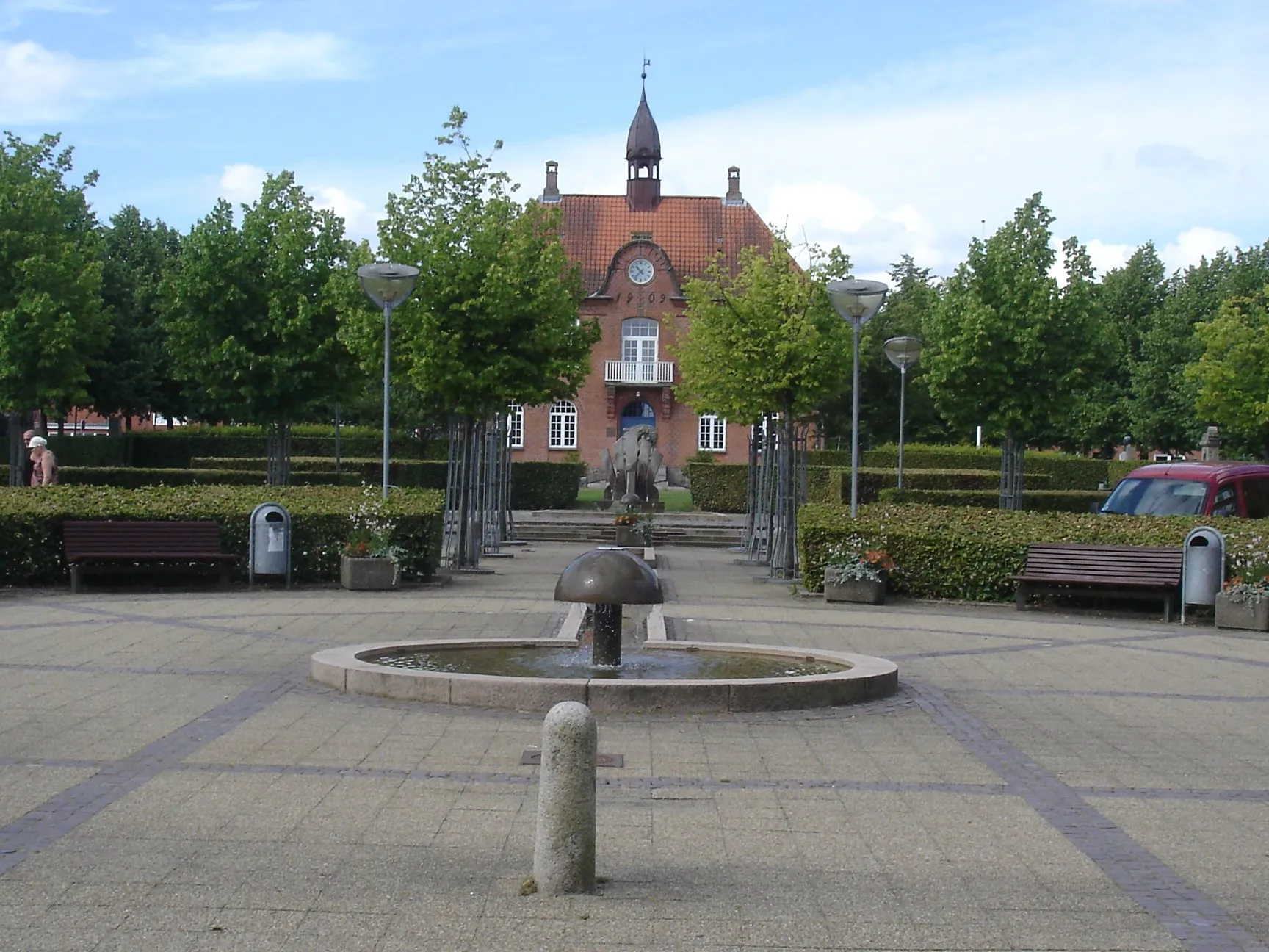 Photo showing: Kjellerup Torv med tinghuset i baggrunden