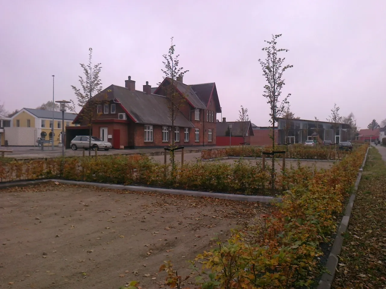 Photo showing: Auning station og Kulturperronen. I baggrunden Auning Kro.