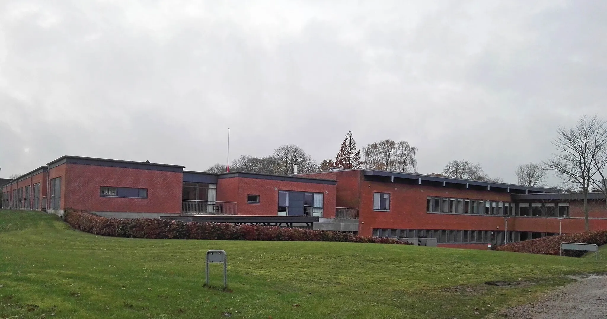 Photo showing: Plejecentret Gedvedhus fra nordøst. Bygningerne tv. er tilbygninger fra 2010, dem th. er fra den tidligere Gedved Kommunes rådhus.