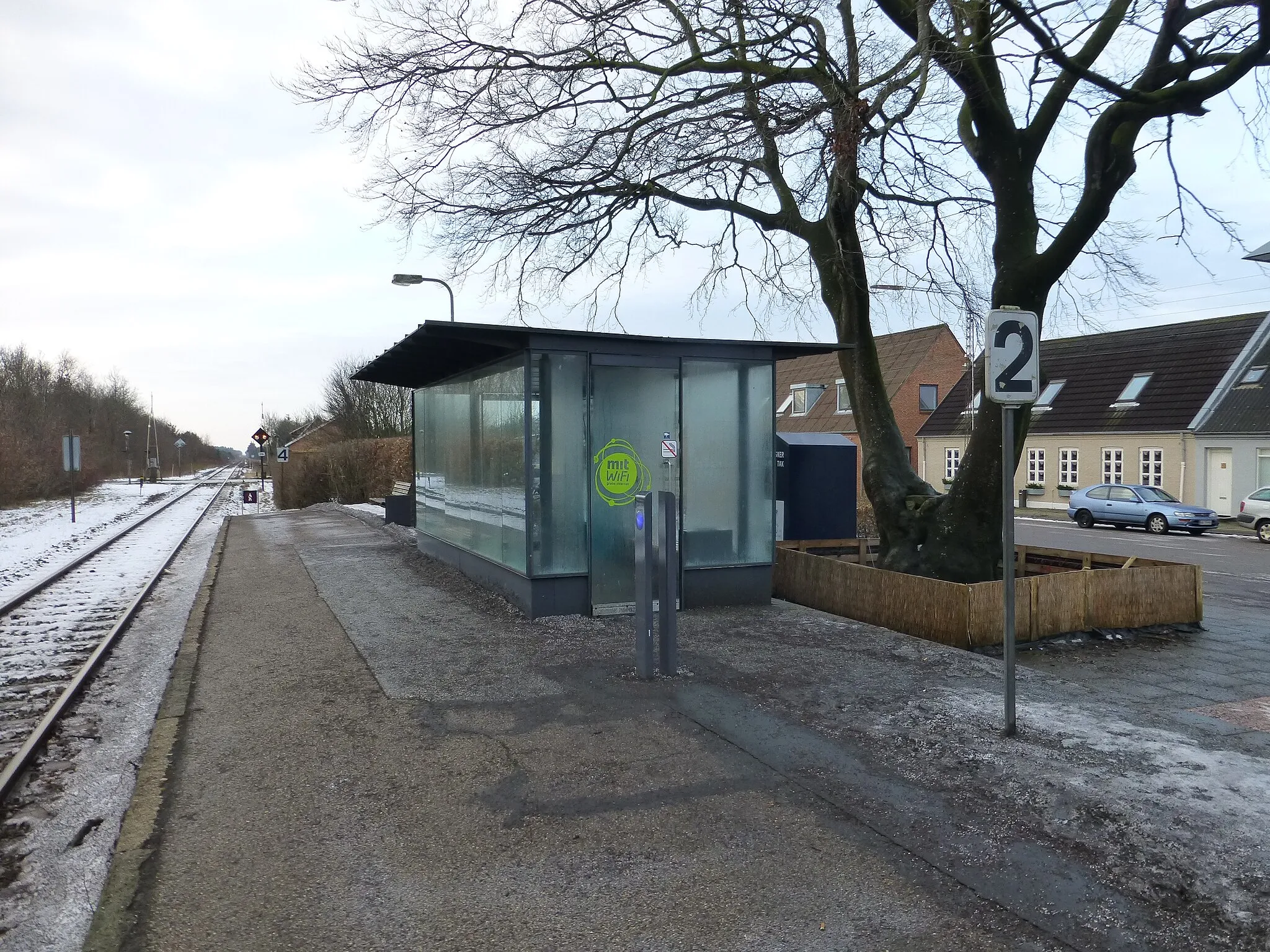 Photo showing: Troldhede Station, a railway station between Skjern and Herning in Western Jutland in Denmark.