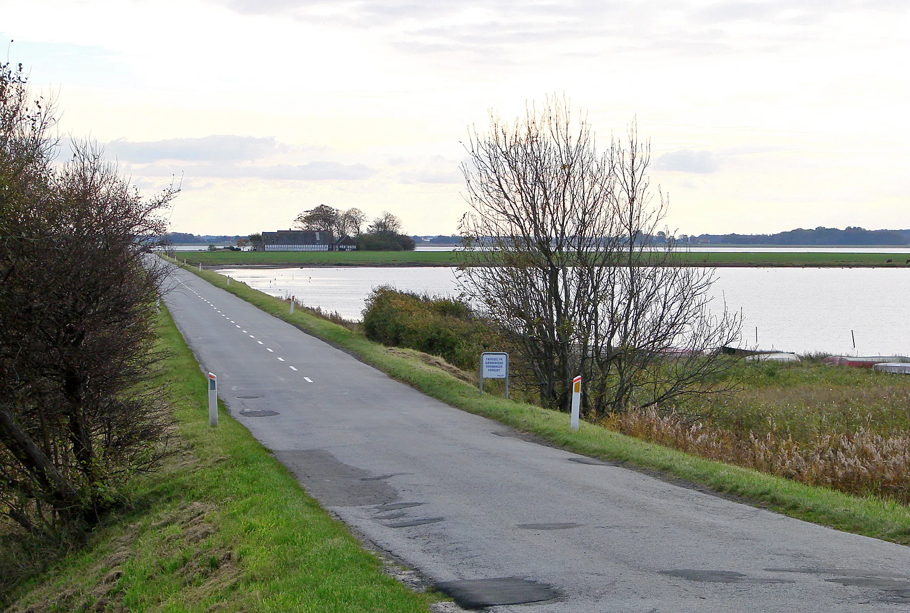 Photo showing: Dæmningen til Alrø i Horsens Fjord