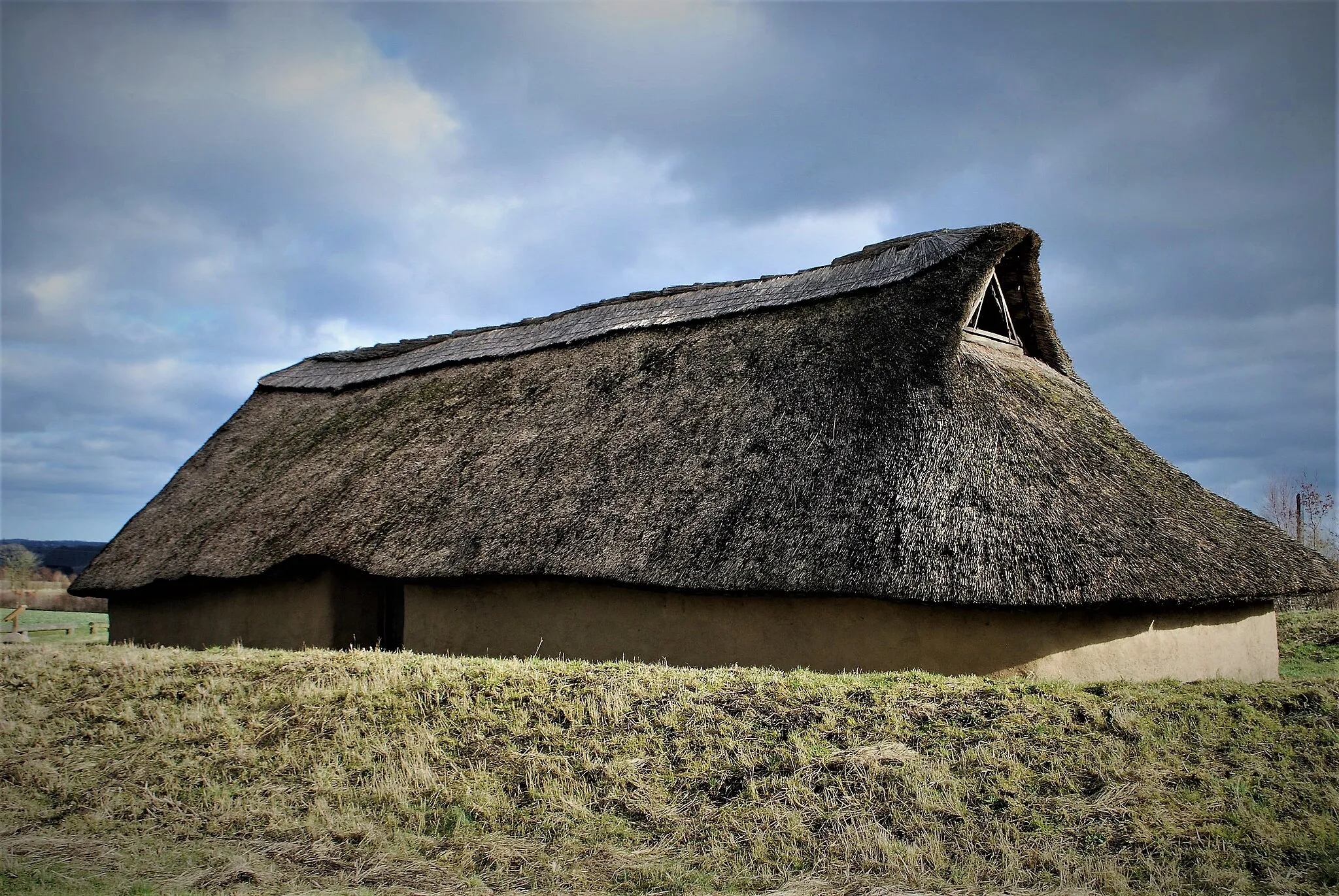 Photo showing: Copy of a stone age house near Borum Eshøj, Jylland, Denmark