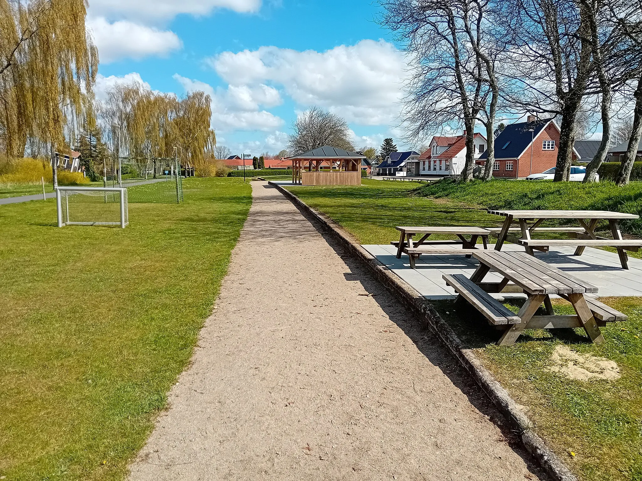 Photo showing: Stationsterrænet i Skelhøje med bevaret pperronkant