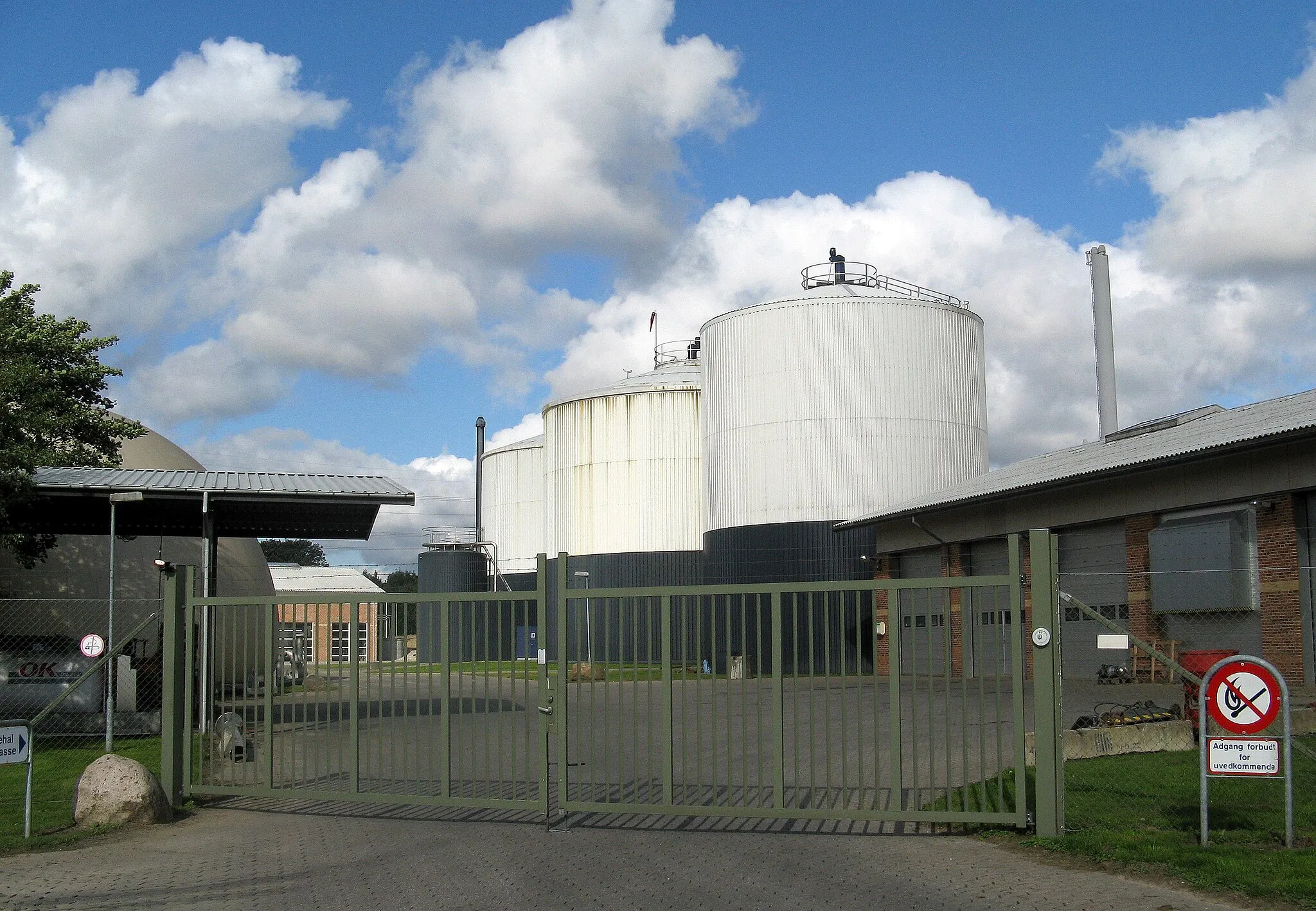 Photo showing: Biogasanlæg ved Spørring nord for Århus (Denmark);  Aktieselskabet Bånlev Biogas. Bånlev står for Biogas Århus Nord Leverandørforening, - tidligere  Århus Kommunes Biogasanlæg