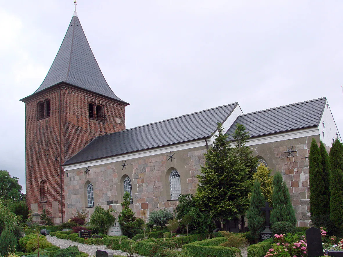 Photo showing: Foldby Kirke ligger i Foldby Sogn, Sabro herred. Århus amt, Århus stift, Østjylland, Denmark. da:Foldby Kirke