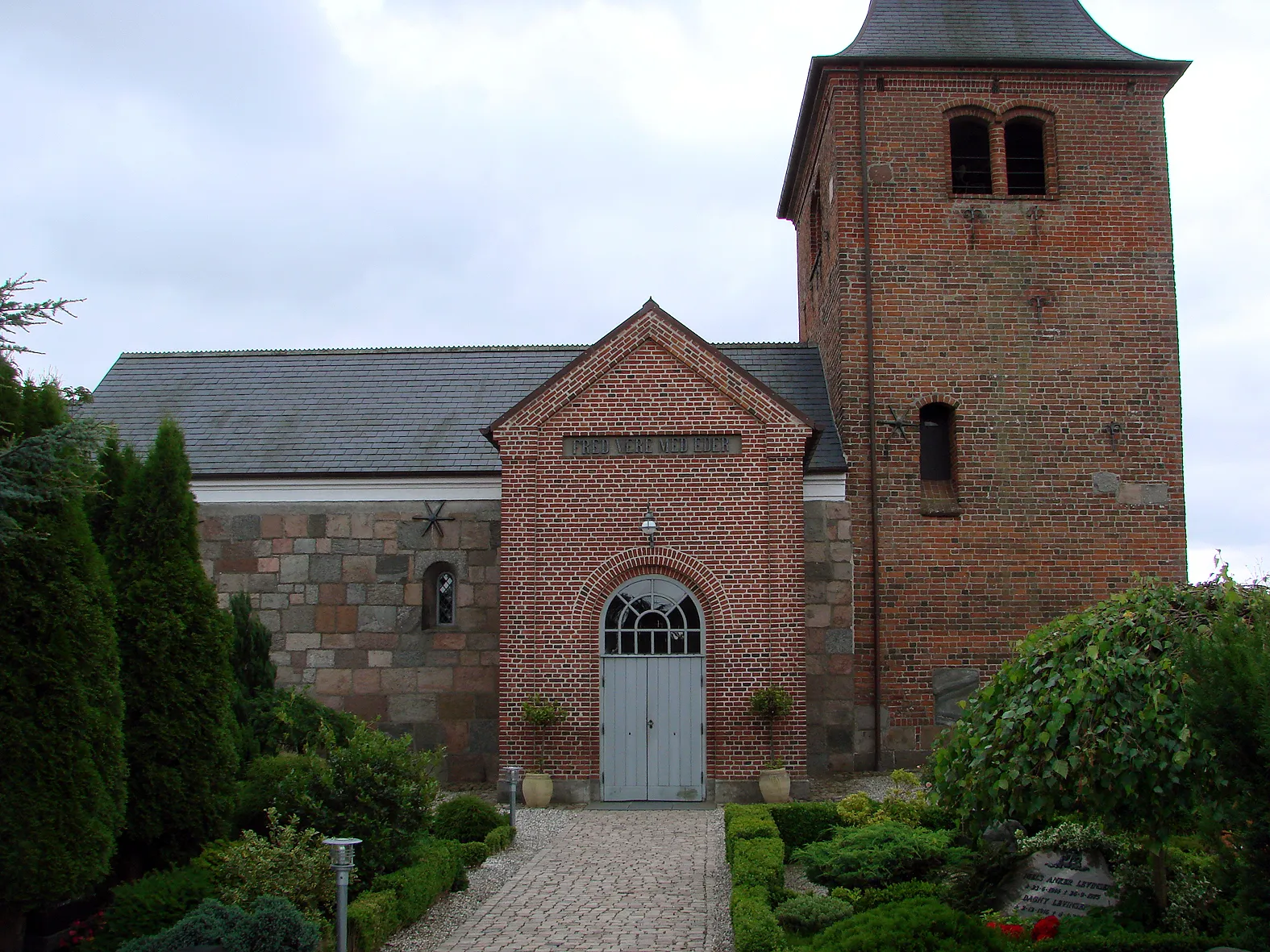 Photo showing: Våbenhus på nordsiden

da: Foldby Kirke ligger i Foldby Sogn, Sabro Herred i det tidligere Århus Amt. Kirkebygningen er opført i granitkvadre i romansk stil, oprindeligt med rundbuede døre i både nord og sydsiden, og små romanske vinduer, og fladt træloft.