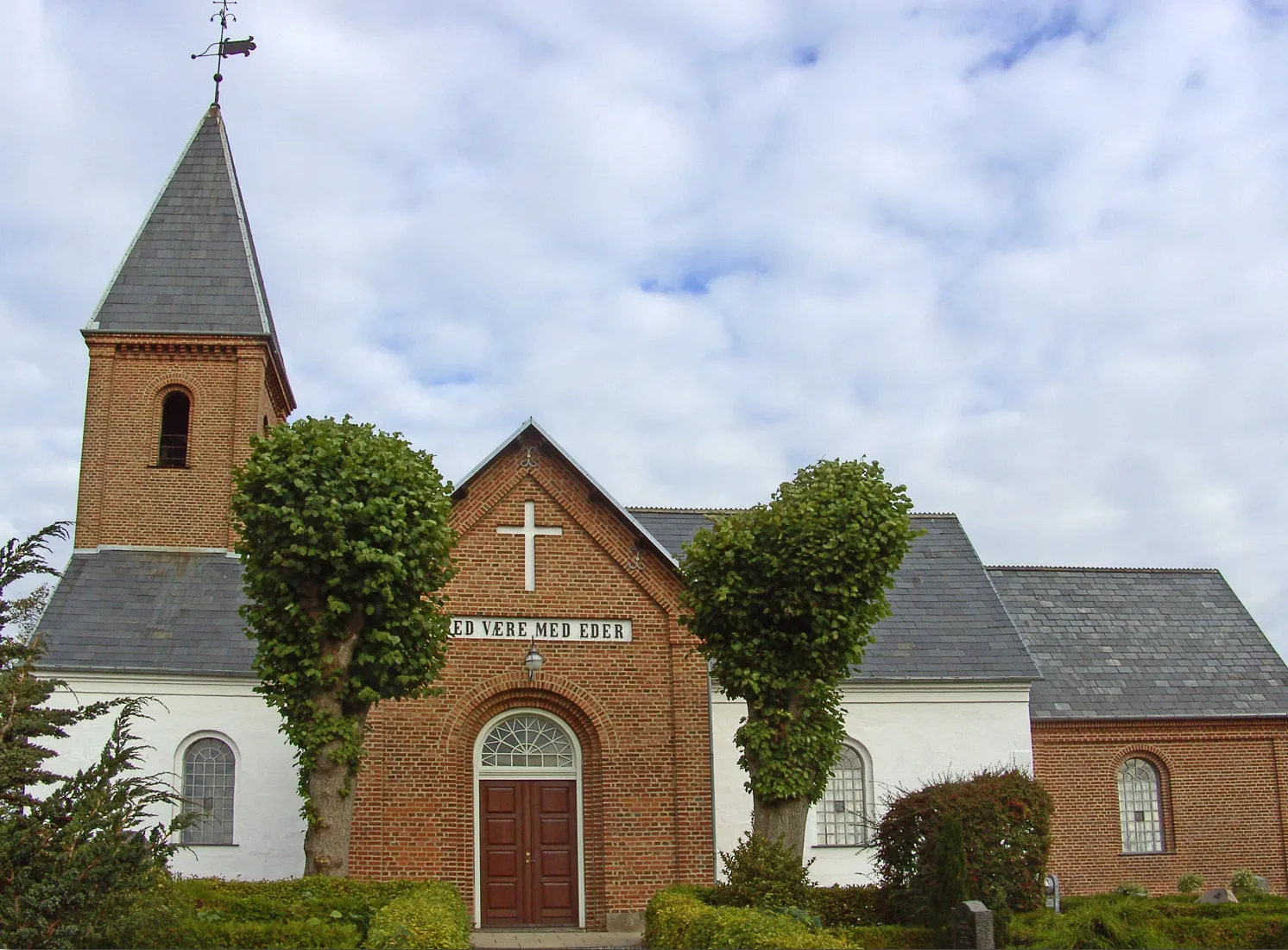 Photo showing: Ladning kirke, Favrskov, fra syd
