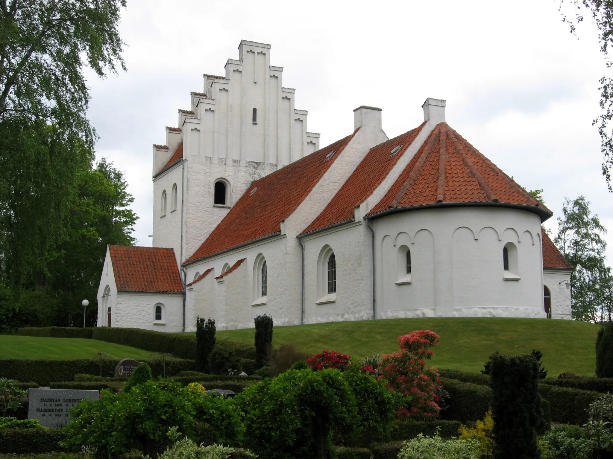 Photo showing: Stenvad Kirke in Stenvad Sogn, Nørre Djurs Kommune, Denmark. Viewed from southeast.