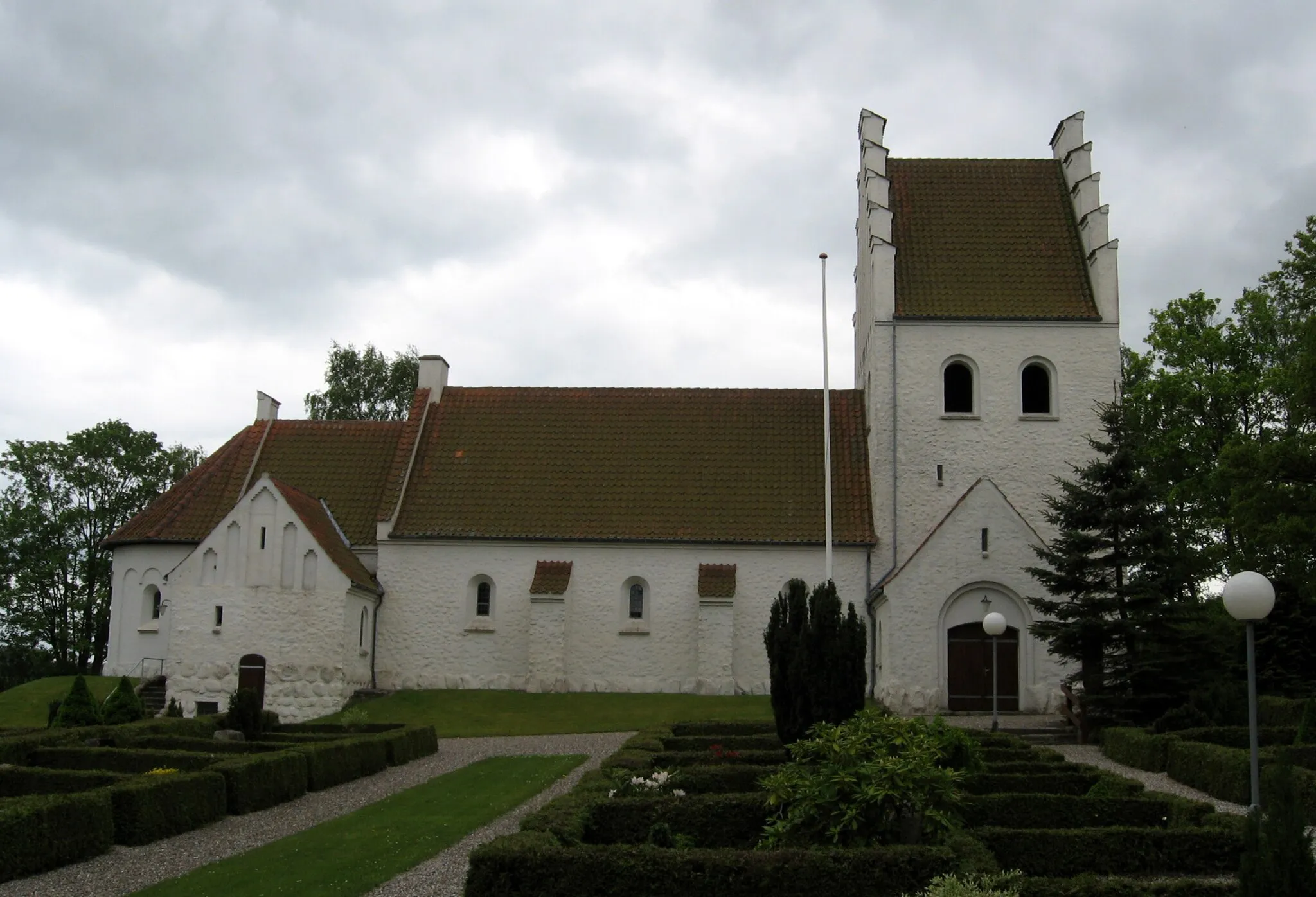 Photo showing: Stenvad Kirke in Stenvad Sogn, Nørre Djurs Kommune, Denmark. Viewed from north.
