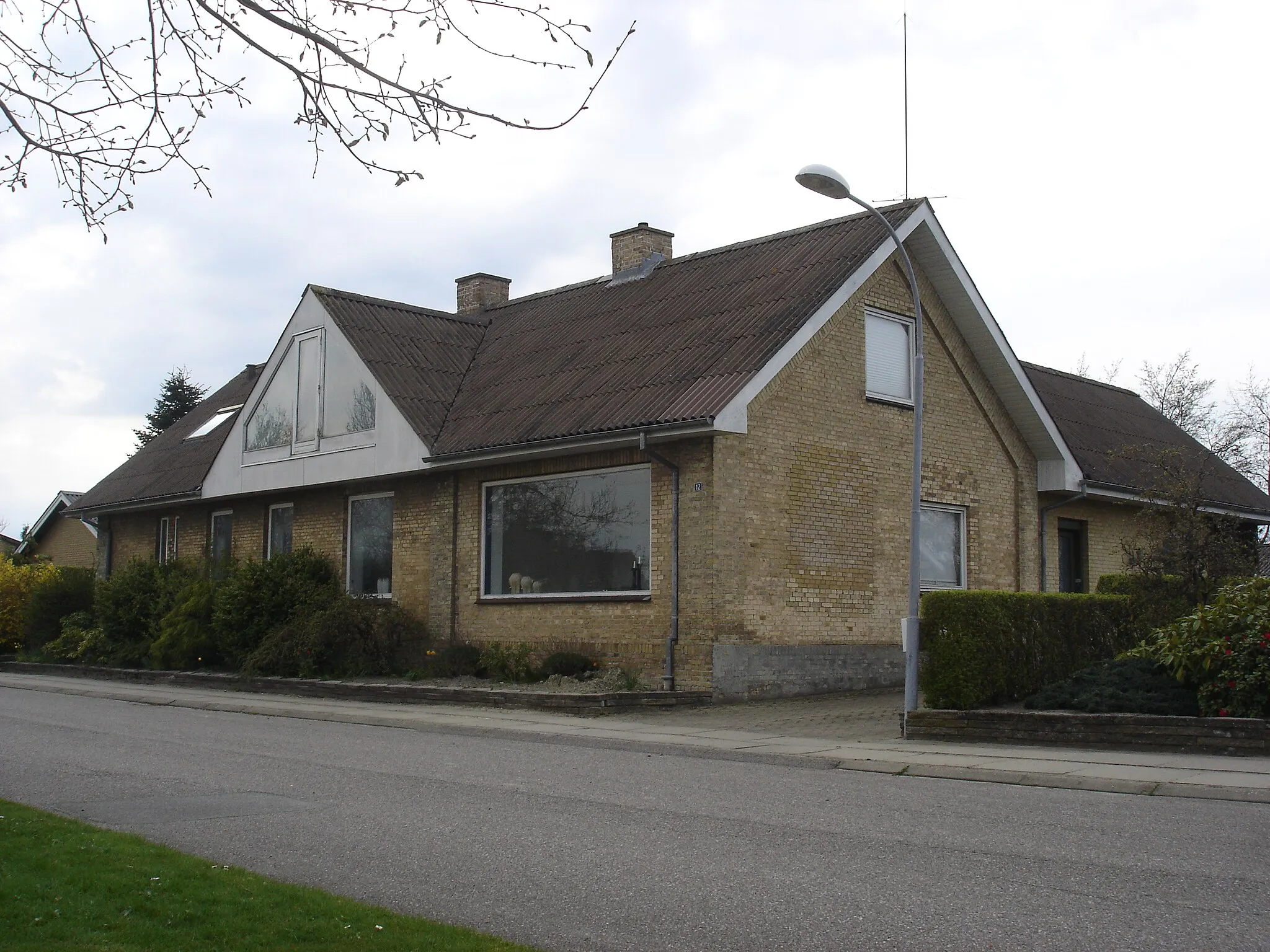 Photo showing: Birkelse Station, vejsiden fra Ø - ombygget meget, har været el-forretning