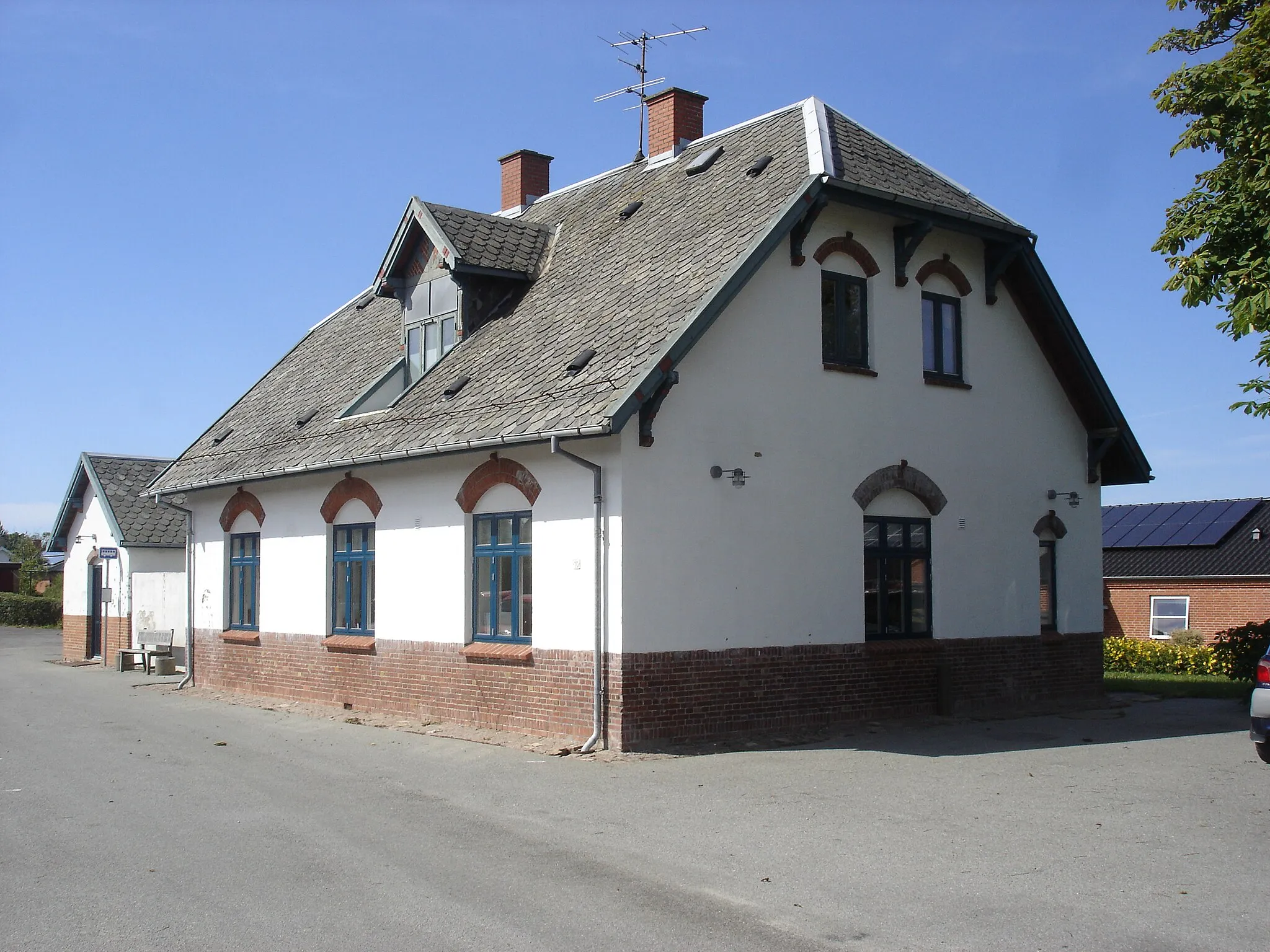 Photo showing: Nors Station, vejsiden fra SØ