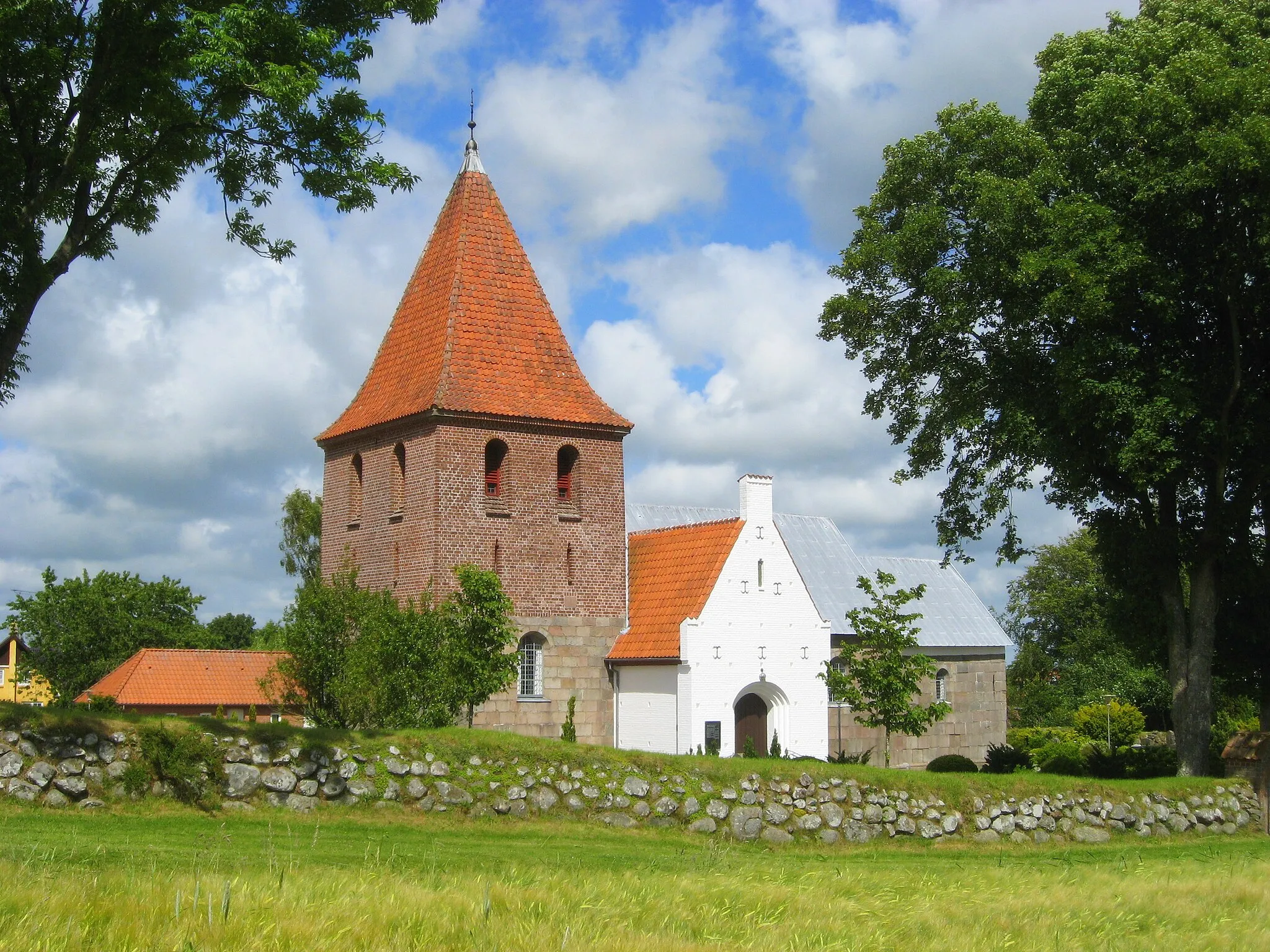 Photo showing: Hallund_Kirke, Brønderslev Kommune
