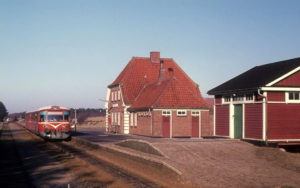 Photo showing: HP, Hjørring Privatbaner (Hirtshalsbanen): Triebzug (Ym + Ys) Bahnhof Horne am 24. Februar 1975.