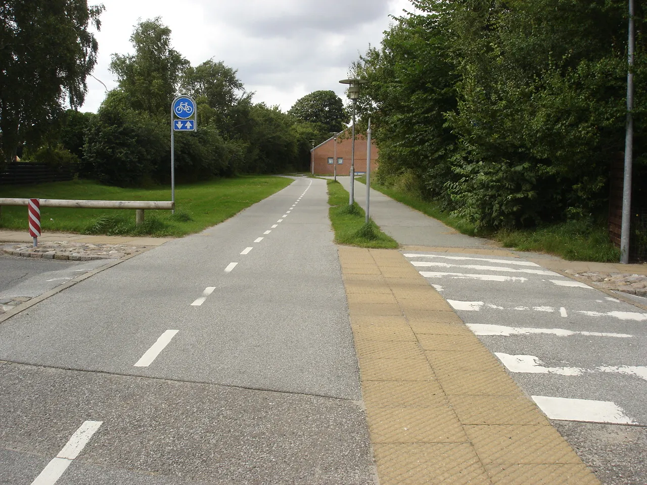 Photo showing: Sæbybanestien krydser Nylandsvej - i baggrunden ses Bangsbohallen, hvor stien forlader tracéet på et kort stykke