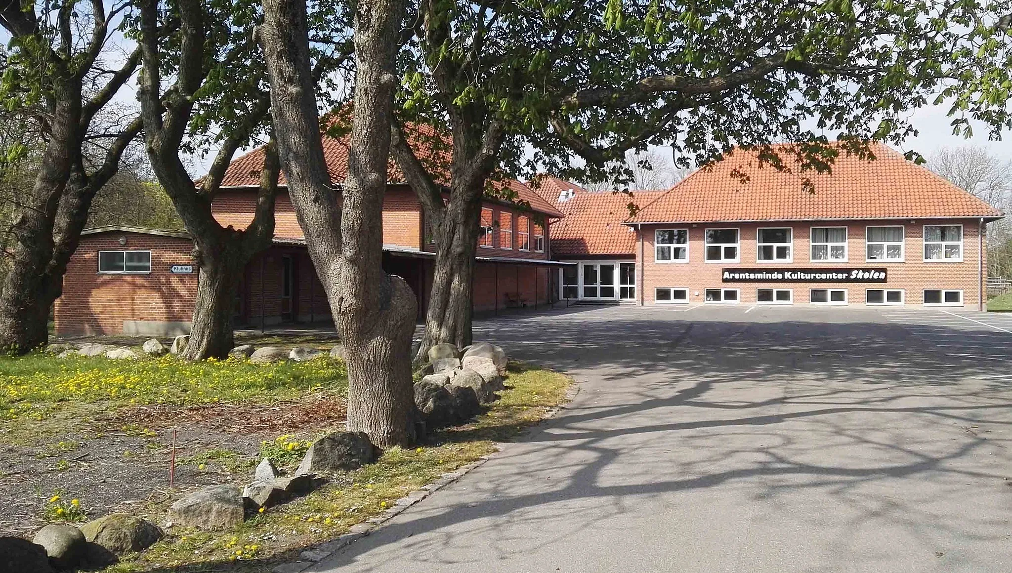 Photo showing: Kulturcenter Skolen i Arentsmindes tidligere skole. Tv. idrætsforeningens klubhus.