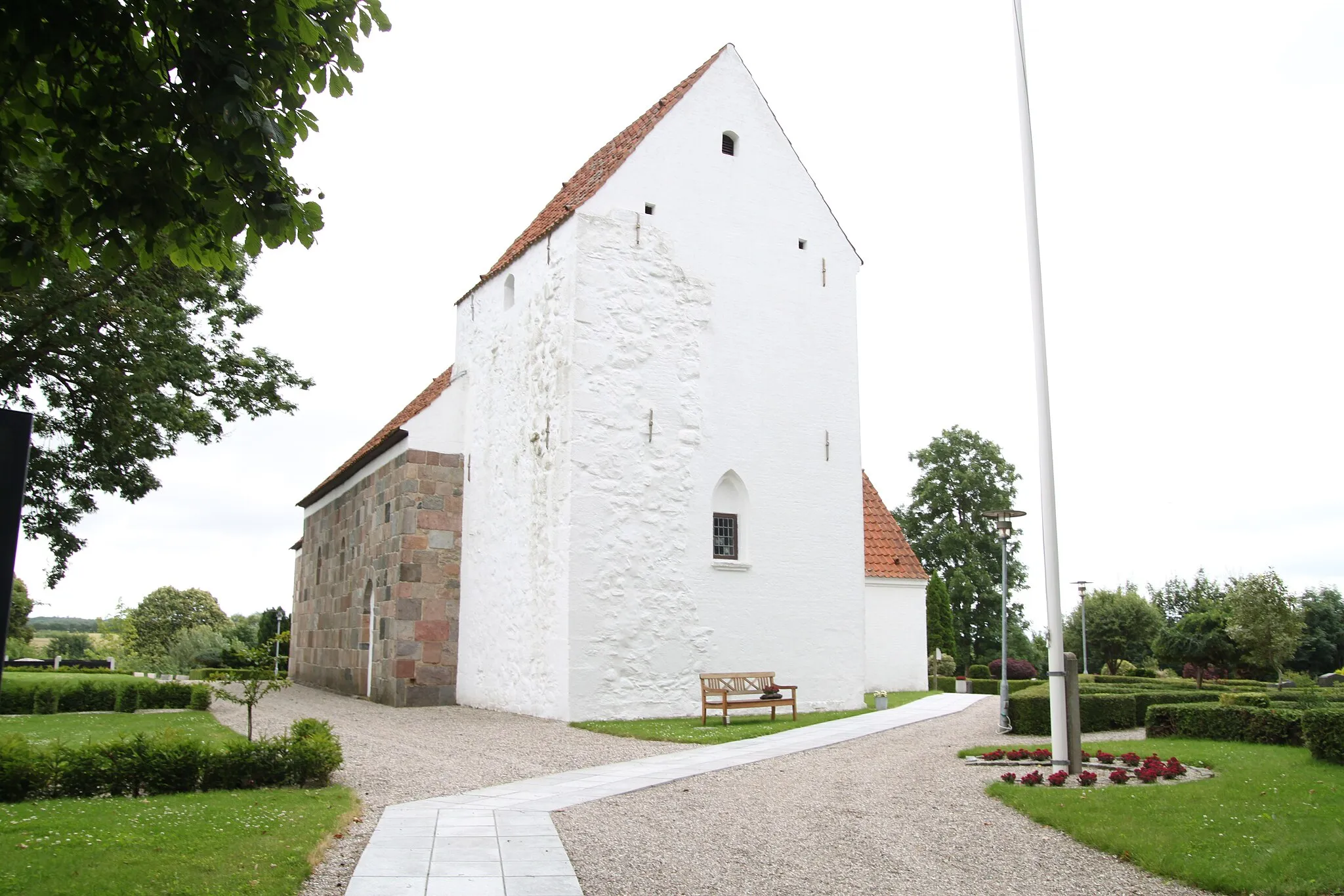 Photo showing: Svenstrup Kirke i Mariagerfjord Kommune, Danmark Kirken ligger ca. 7 km SV for Mariager, Århus Stift, bygget omkr. 1100.