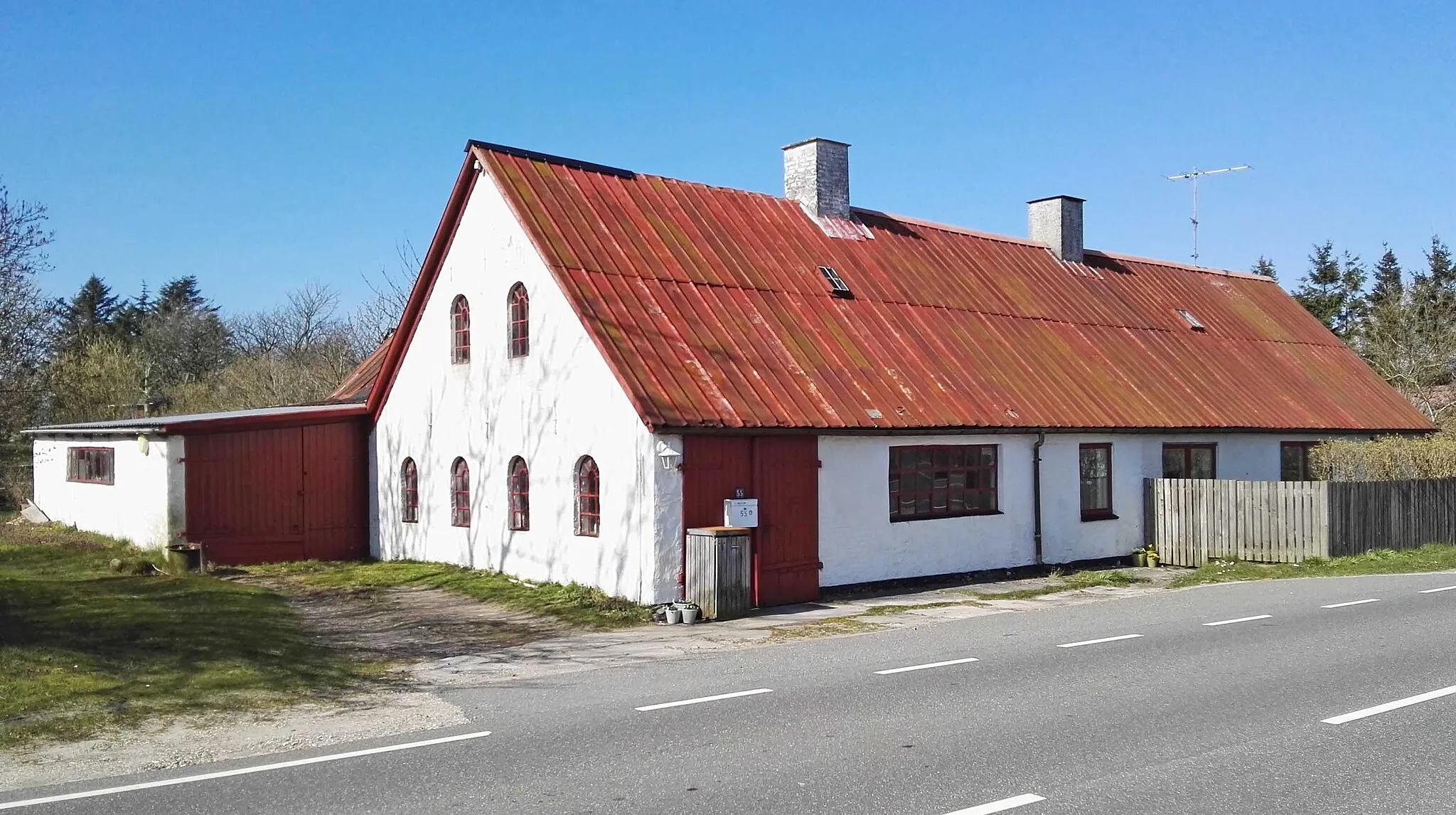 Photo showing: Den tidligere smedje i landsbyen Bjerget