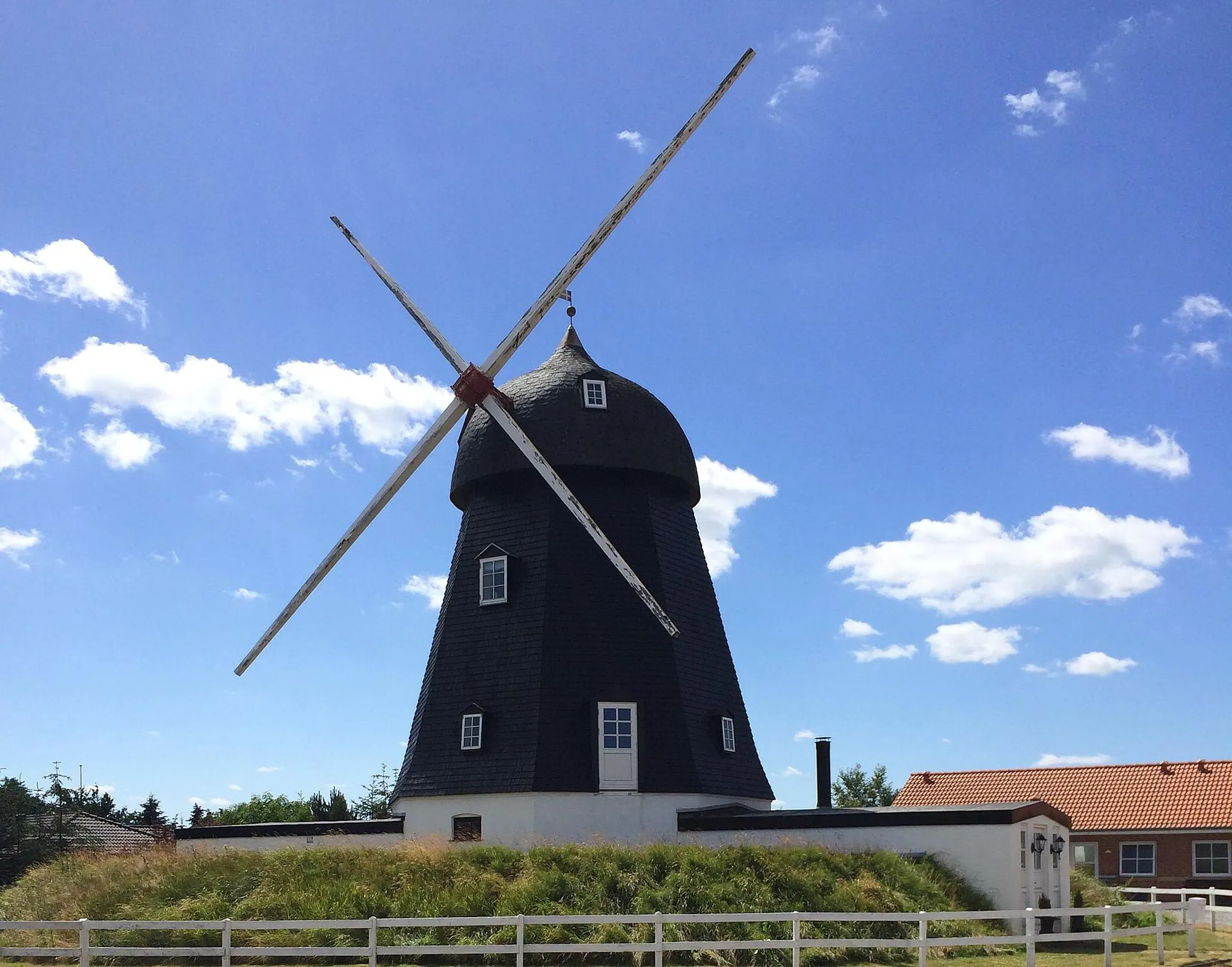 Photo showing: Øster Hurup Mølle. Hollændermølle fra 1862. Mangler maskineri og er indrettet til sommerhus