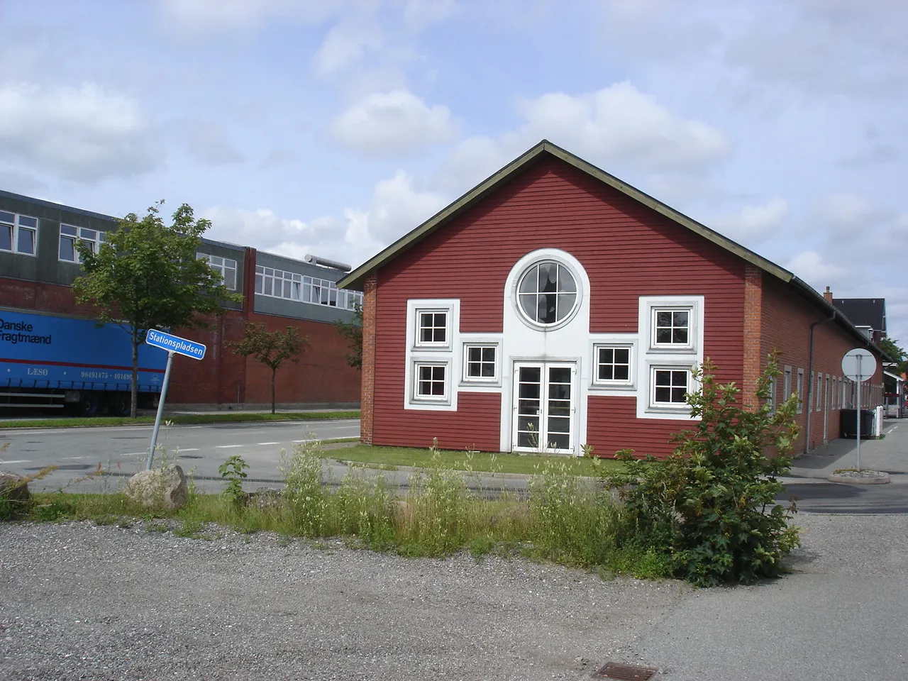 Photo showing: Sæby Stations varehus på Stationspladsen i Sæby, nu indrettet til erhverv. Oprindeligt endte bygningen med et lille knæk tv.
