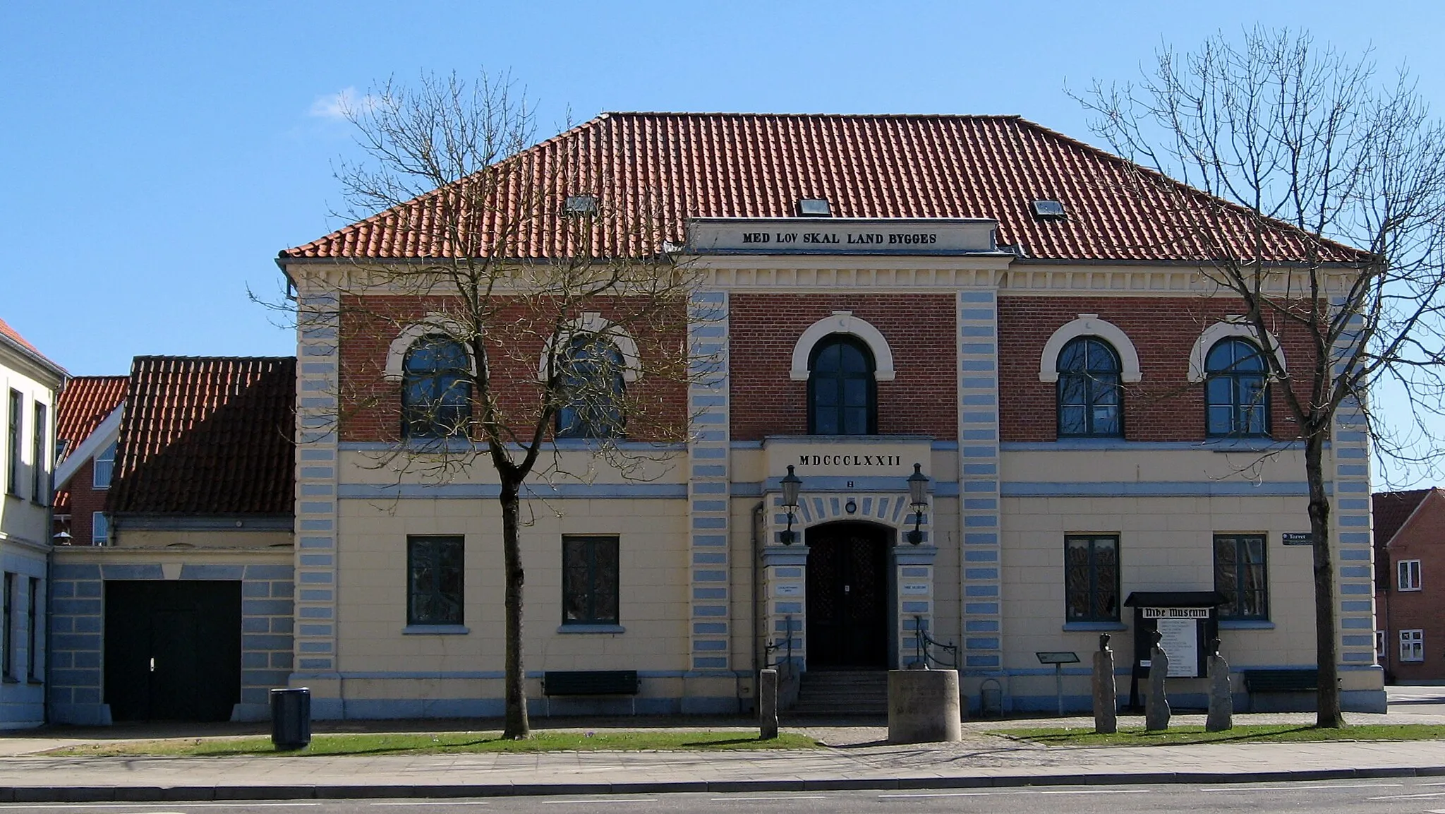 Photo showing: Nibe Museum. Med lov skal land bygges.