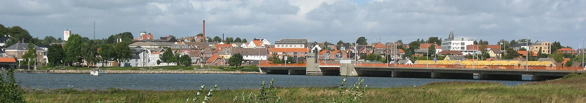 Photo showing: Hadsundbroen med Hadsund by i baggrunden