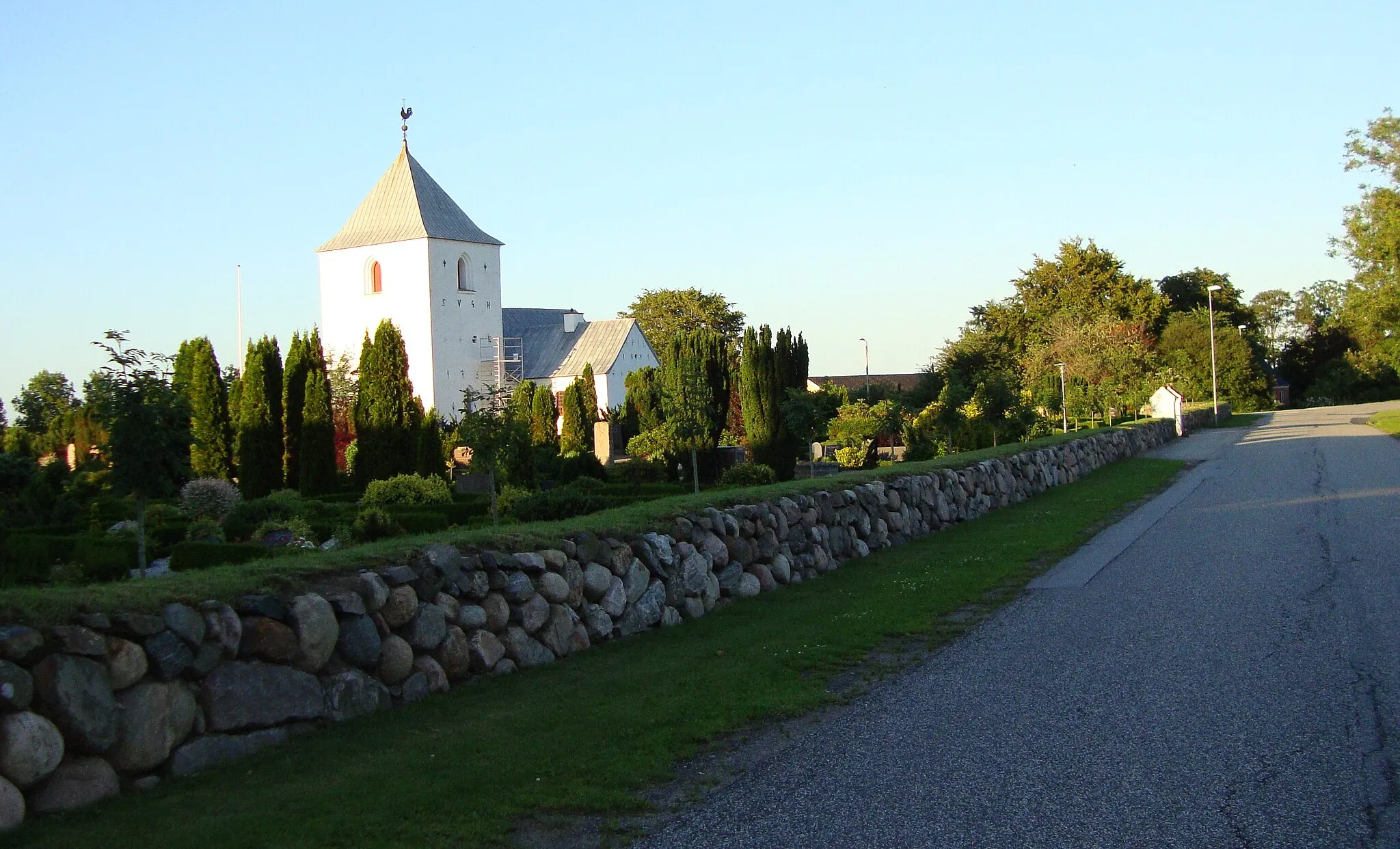 Photo showing: Ajstrup Kirke/ The church in Ajstrup Sogn, Aalborg Herred, Denmark seen from the south.