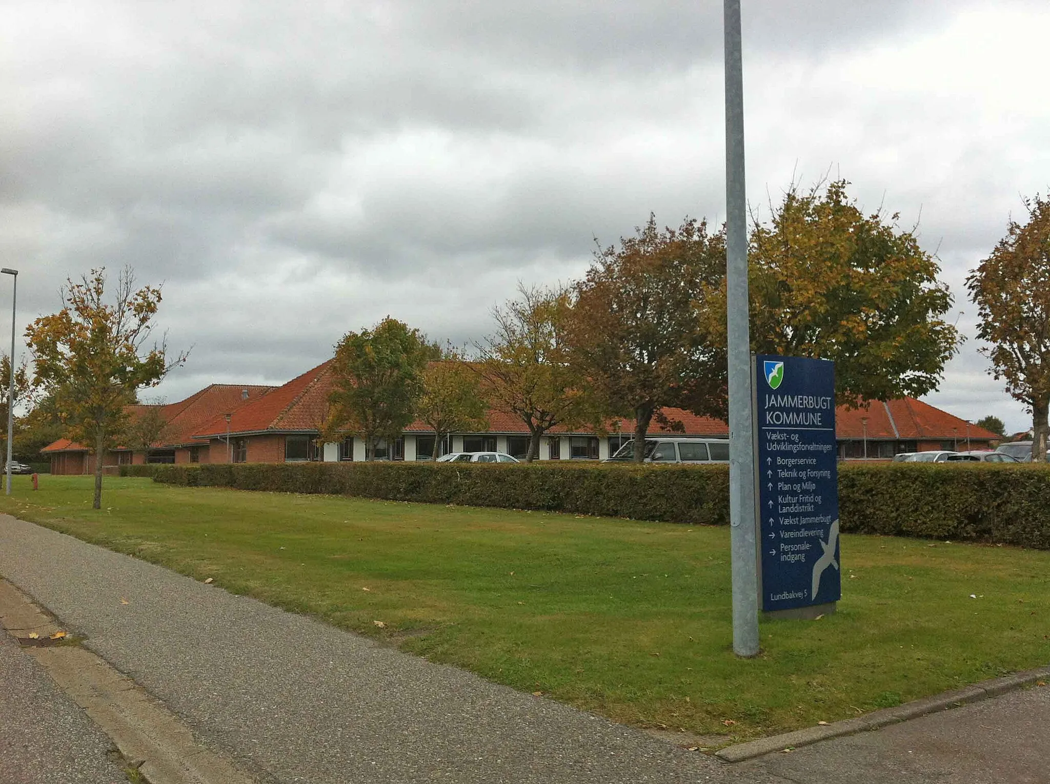 Photo showing: Den tidligere Pandrup Kommunes rådhus på Lundbakvej 5, nu et administrationscenter i Jammerbugt Kommune