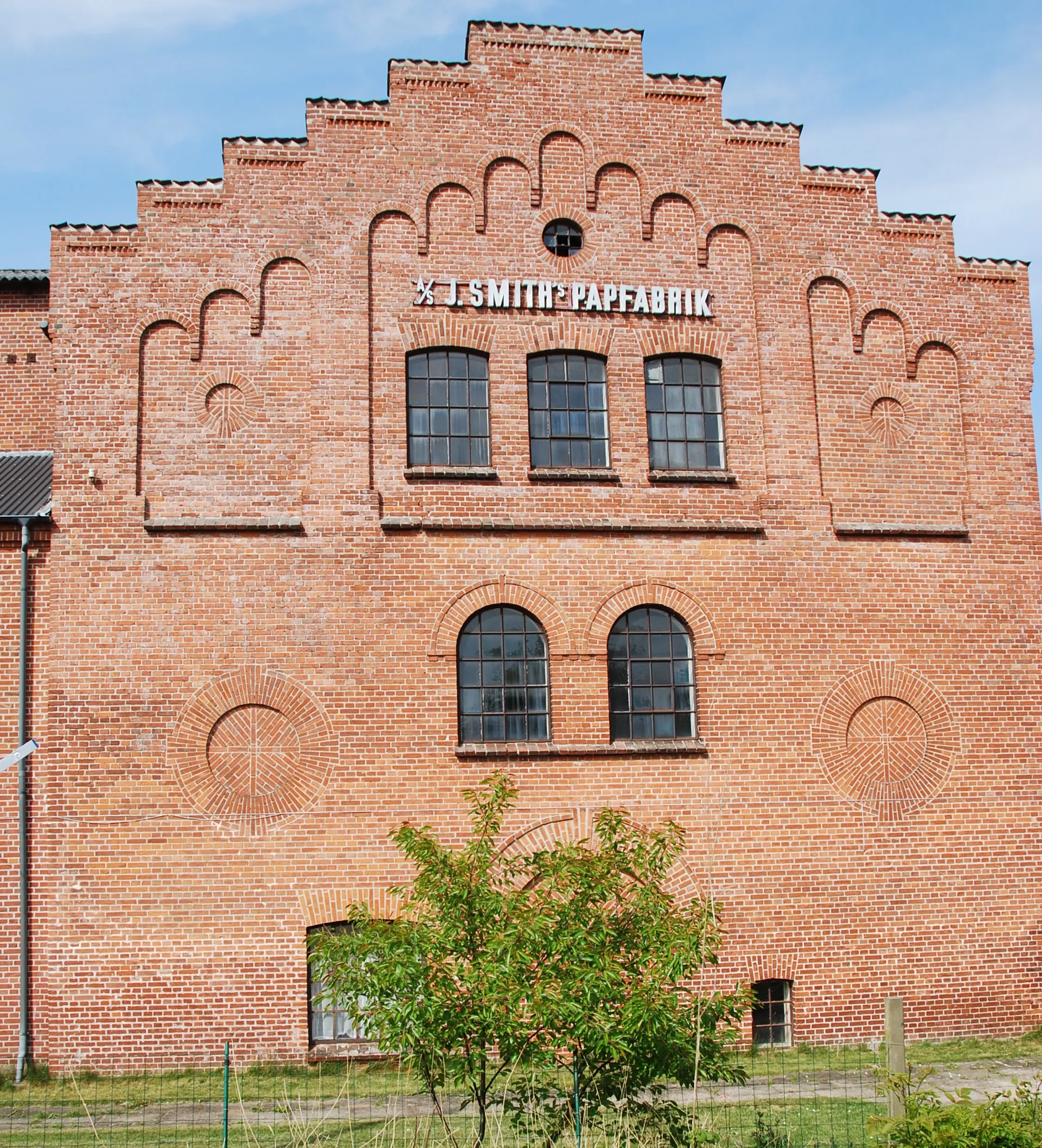 Photo showing: Hovedbygningen på Bruunshaab Gamle Papfabrik i Bruunshaab, ved Viborg. Tegnet af arkitekt Søren Vig-Nielsen.