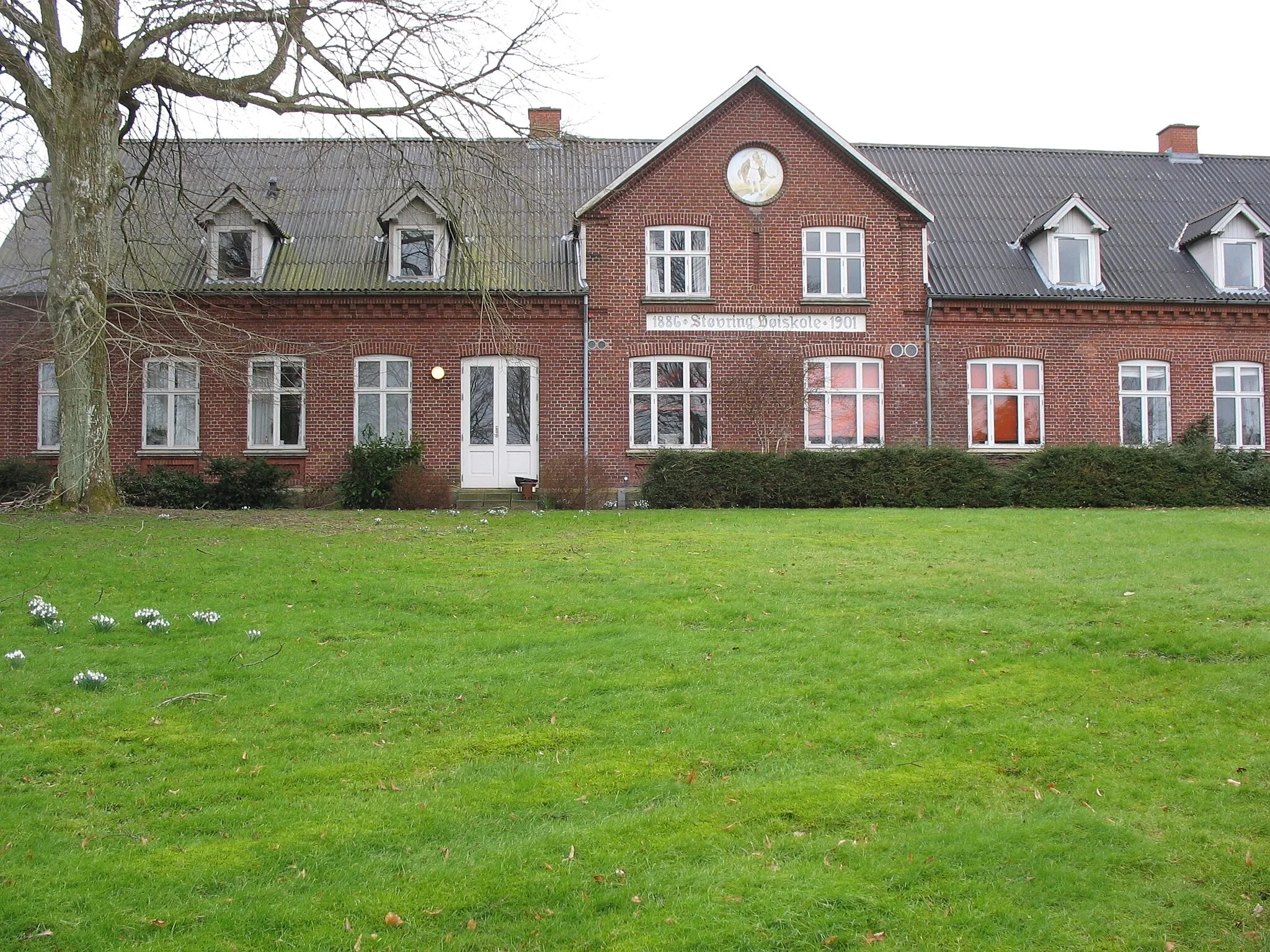 Photo showing: Støvring Højskole - fra parken