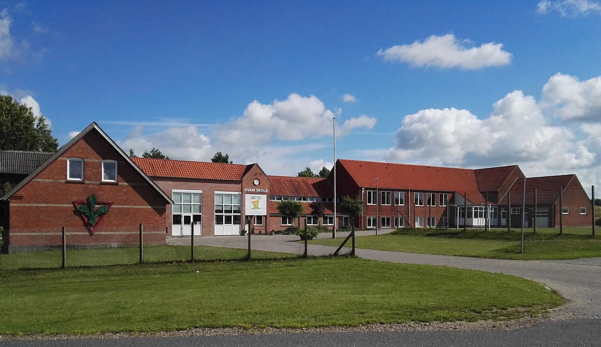 Photo showing: Hvam Skole, der blev lukket i 2005 og nu er det private aktivitets- og samværstilbud Hatten for voksne udviklingshæmmede over 18 år.