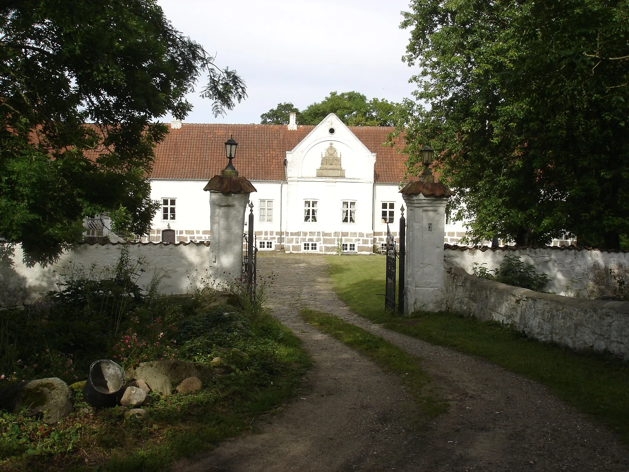 Photo showing: Waar Hovedgårds indkørsel fra V