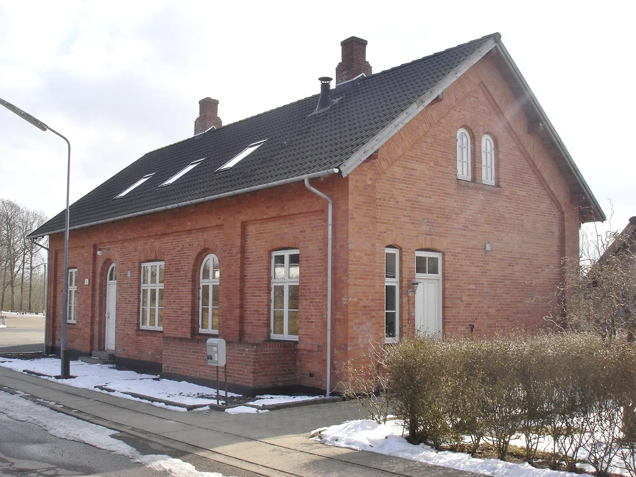 Photo showing: Simested Station, vejsiden fra N