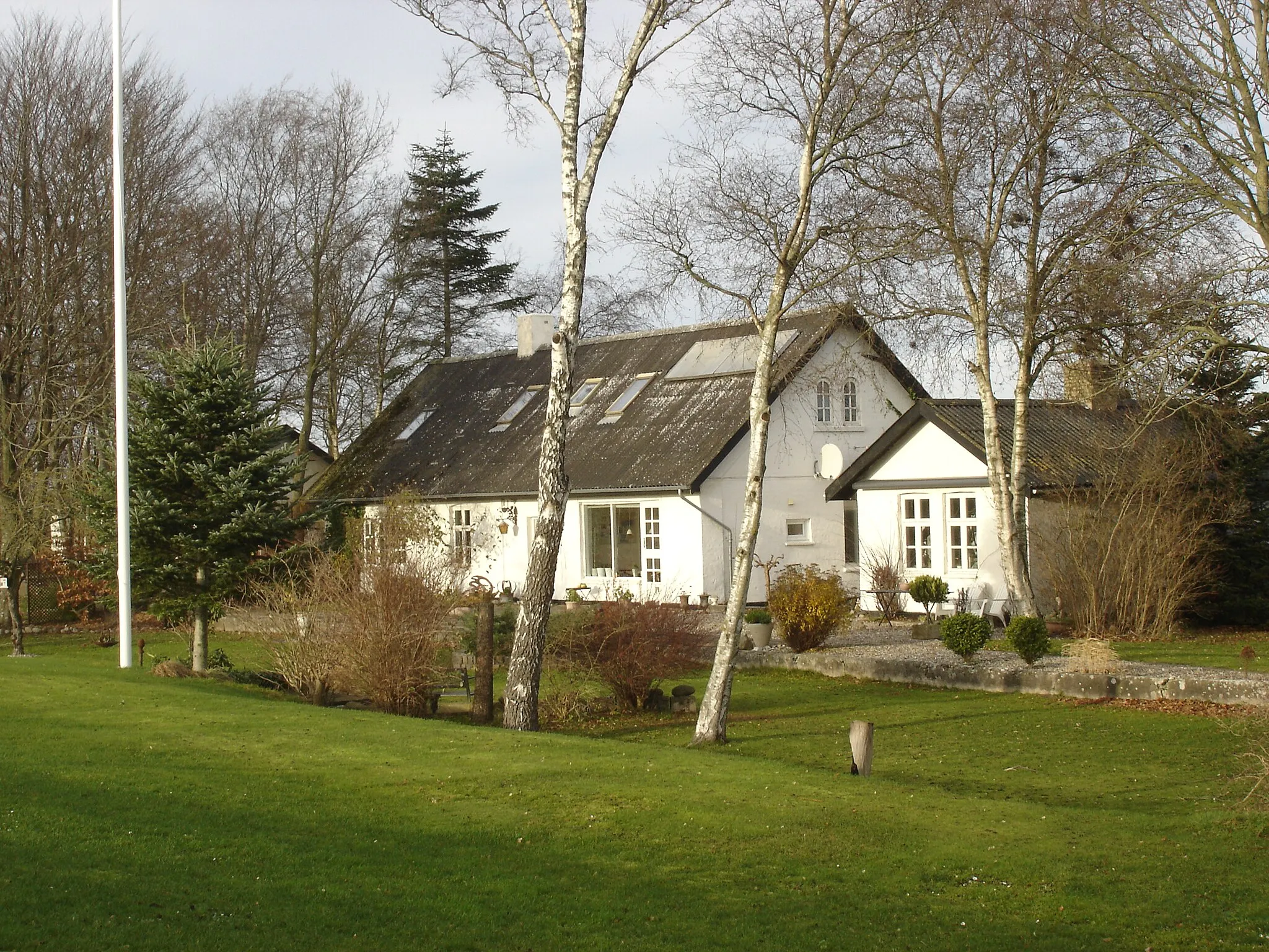 Photo showing: Sønderholm Station fra sporsiden med perronkant