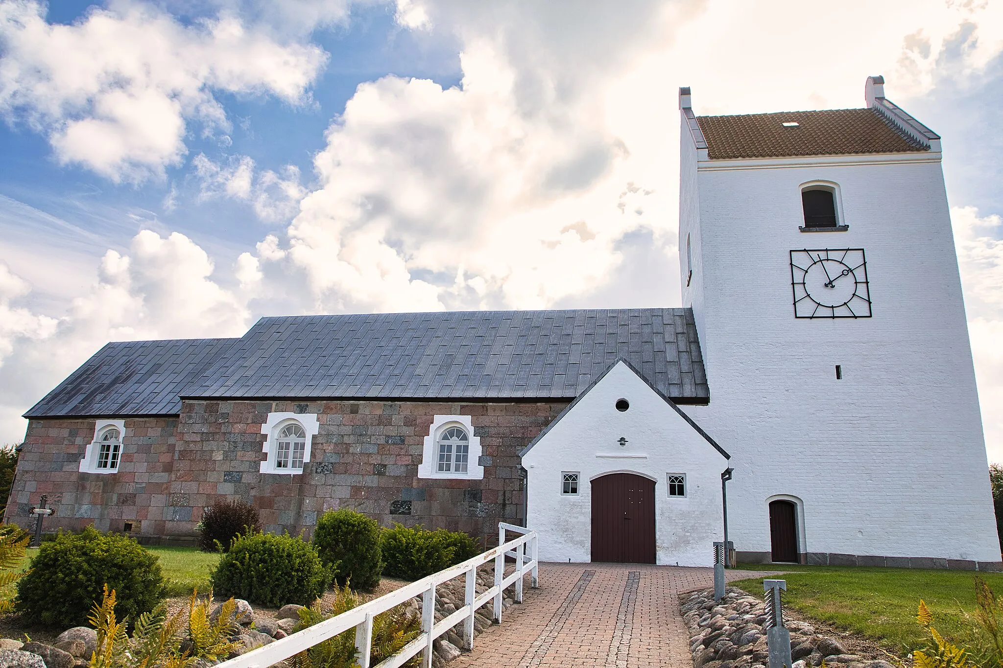 Photo showing: Die Kirche von Tornby im Sommer 2021.