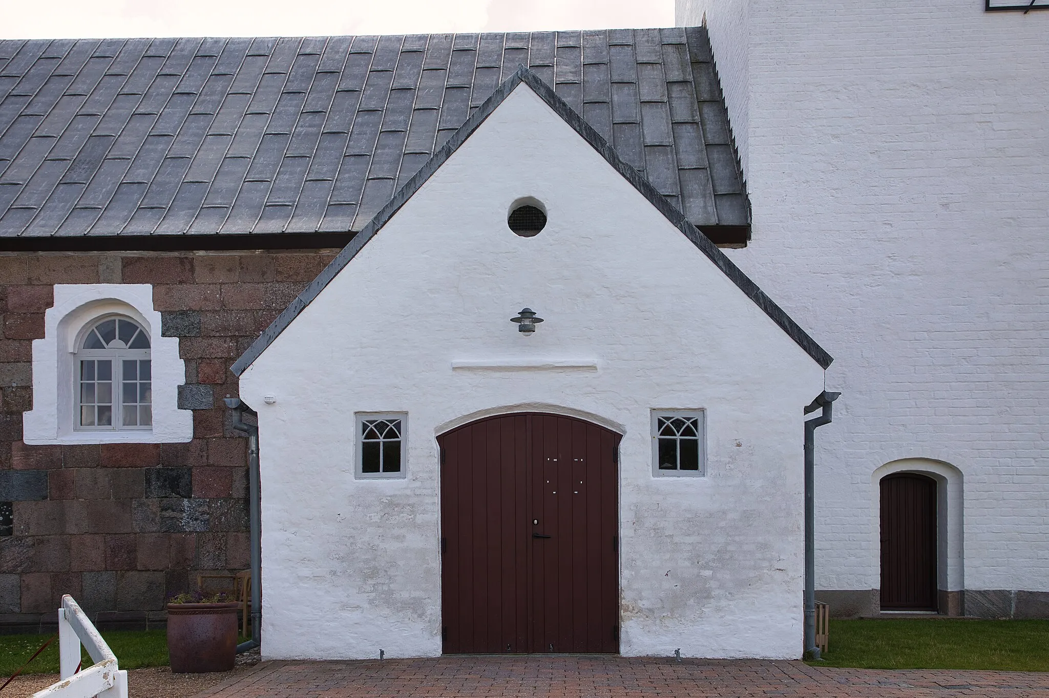 Photo showing: Die Kirche von Tornby im Sommer 2021.
