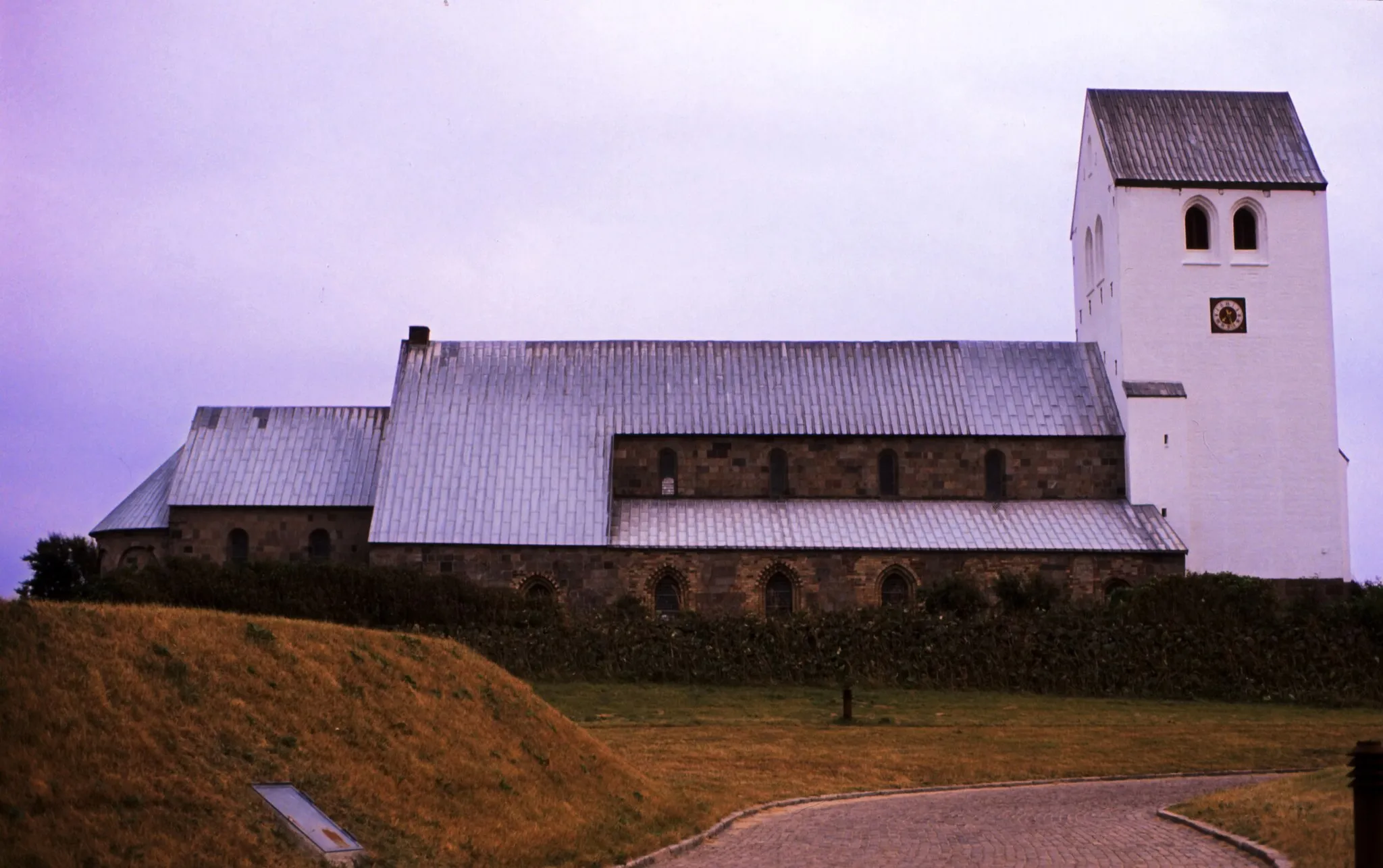 Photo showing: Die Vestervig Kirke im Südwesten der Insel Vendsyssel-Thy (oder auch Nørrejyske Ø - Nordjütische Insel). Das westliche Teil ist Thy, der östlichen Teil bildet die Landschaft Vendsyssel (Jütland/Dänemark).