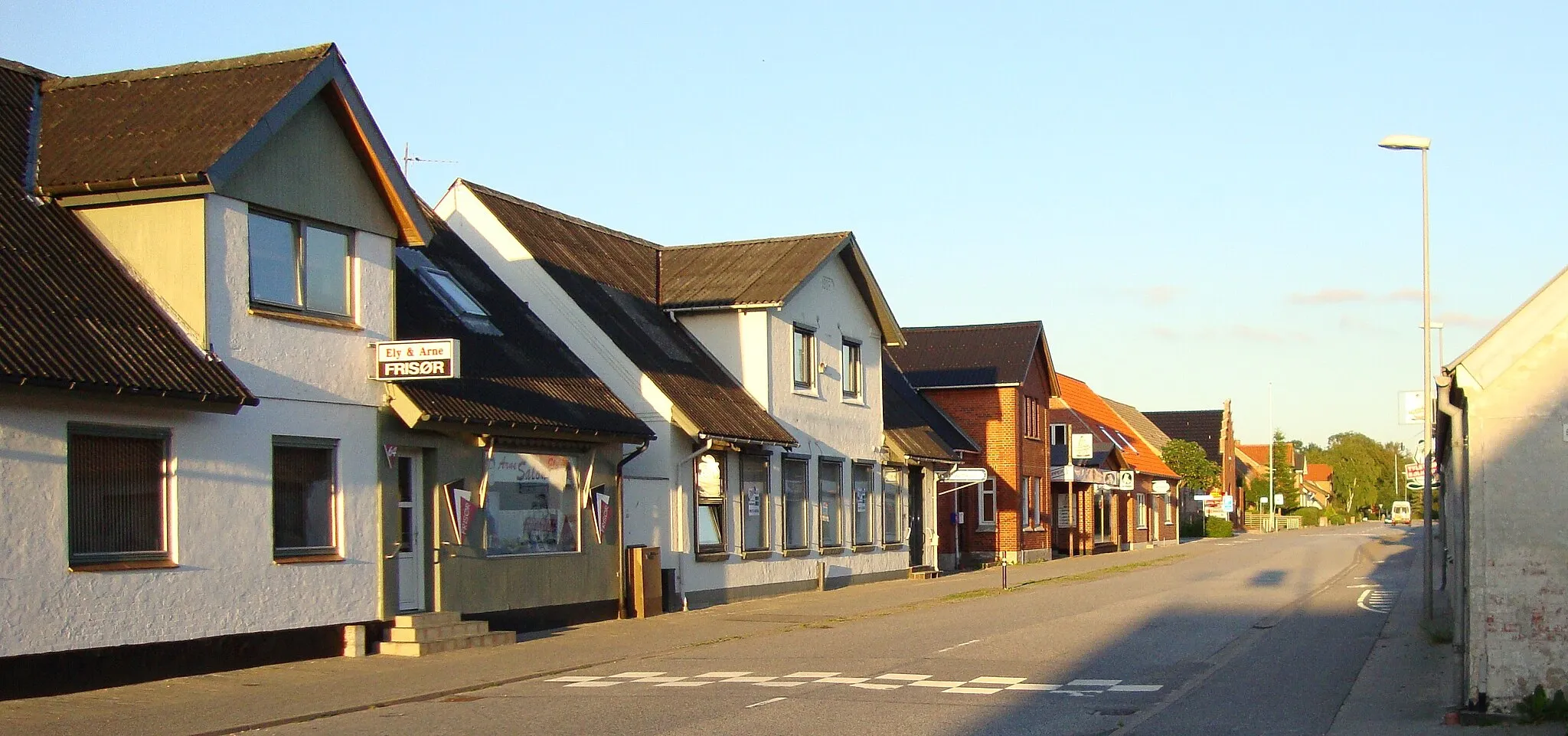 Photo showing: Luneborgs vej(Luneborgs road) in Tylstrup town in Nordjylland, Denmark.