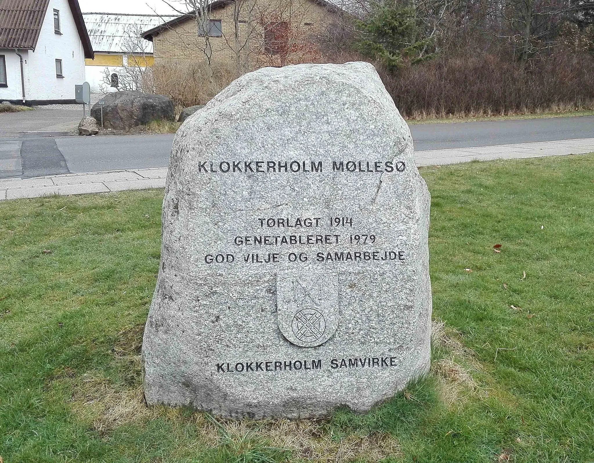 Photo showing: Mindesten for Klokkerholm Møllesø