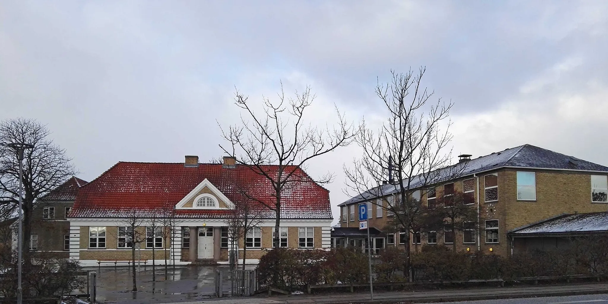 Photo showing: Vodskov Skole fra øst, tv. den ældste bygning fra 1910