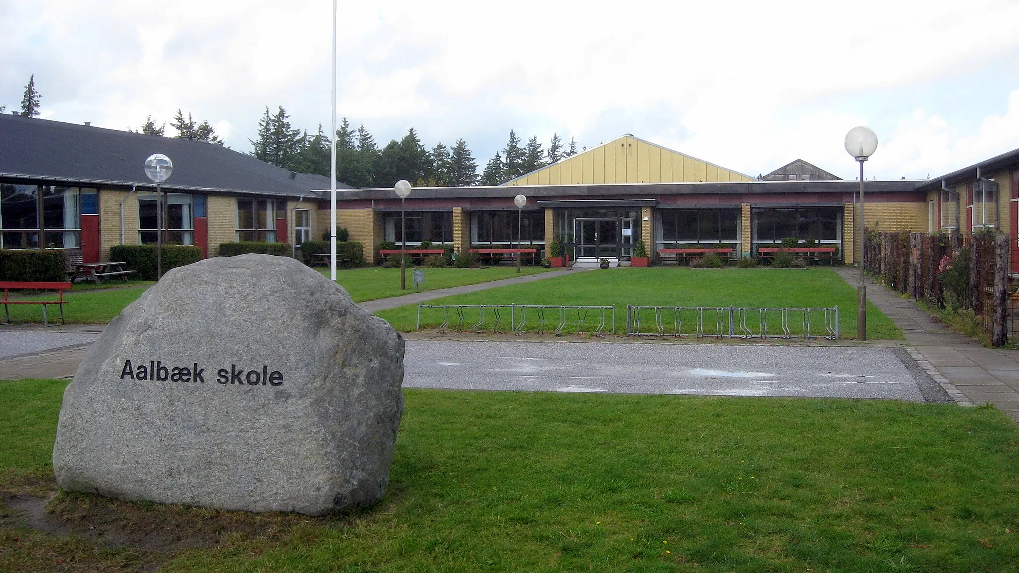 Photo showing: the school in Aalbæk, Denmark