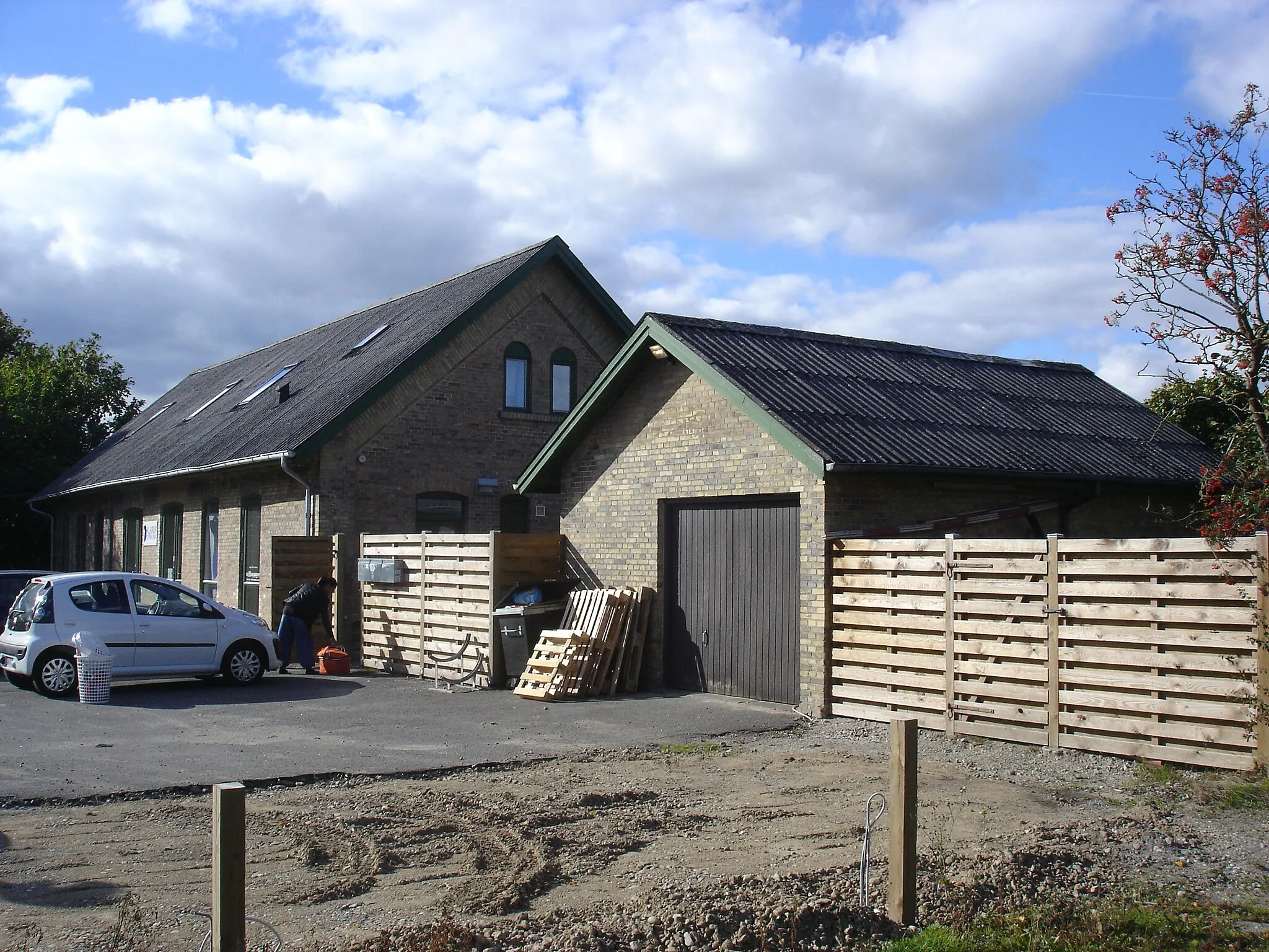 Photo showing: Klarup Station fra vejsiden