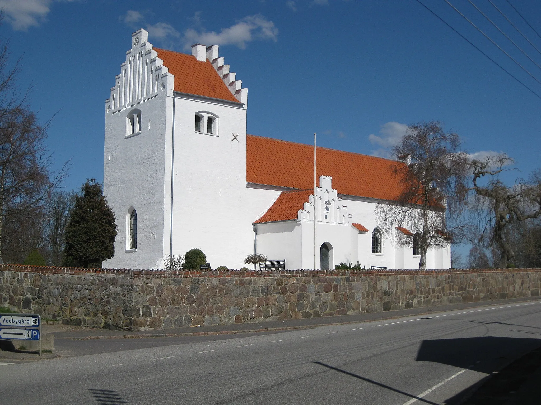 Photo showing: The church "Ruds Vedby Kirke" in the small town Ruds Vedby. The town is located in West Zealand, Denmark.