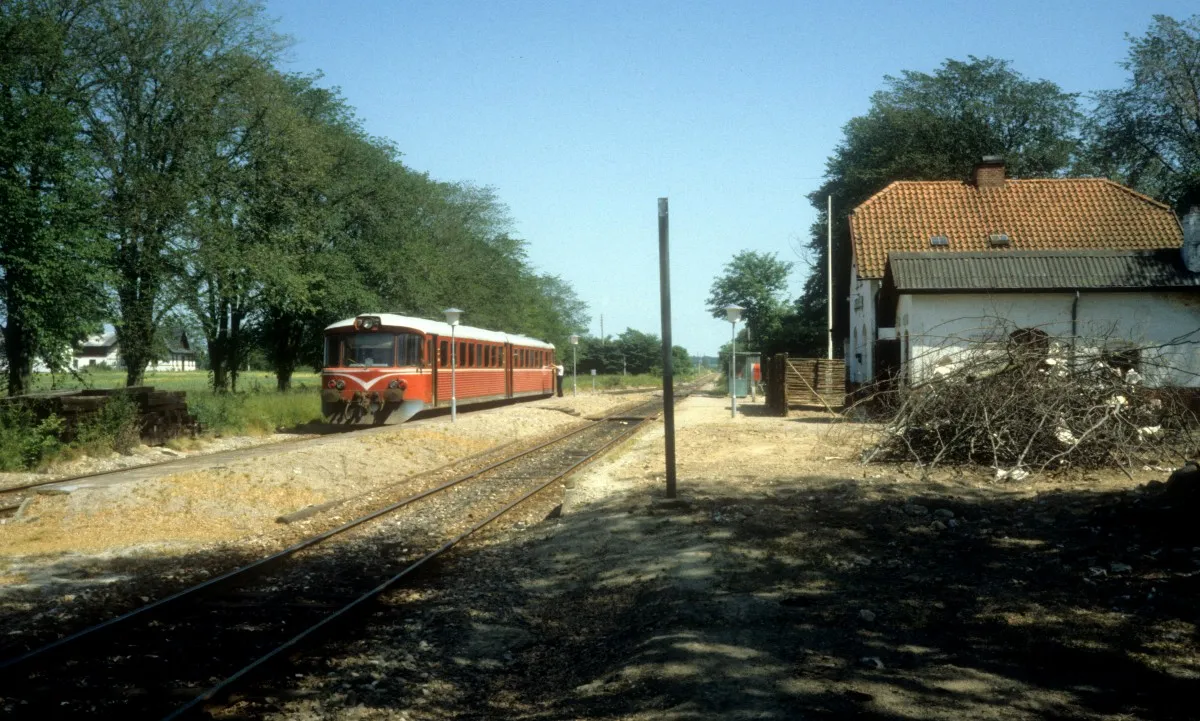 Photo showing: HTJ (Høng-Tølløse-Jernbane) Triebzug (Ym + Ys) Hp, ehem. Bahnhof Skellebjerg am 23. Juni 1983.