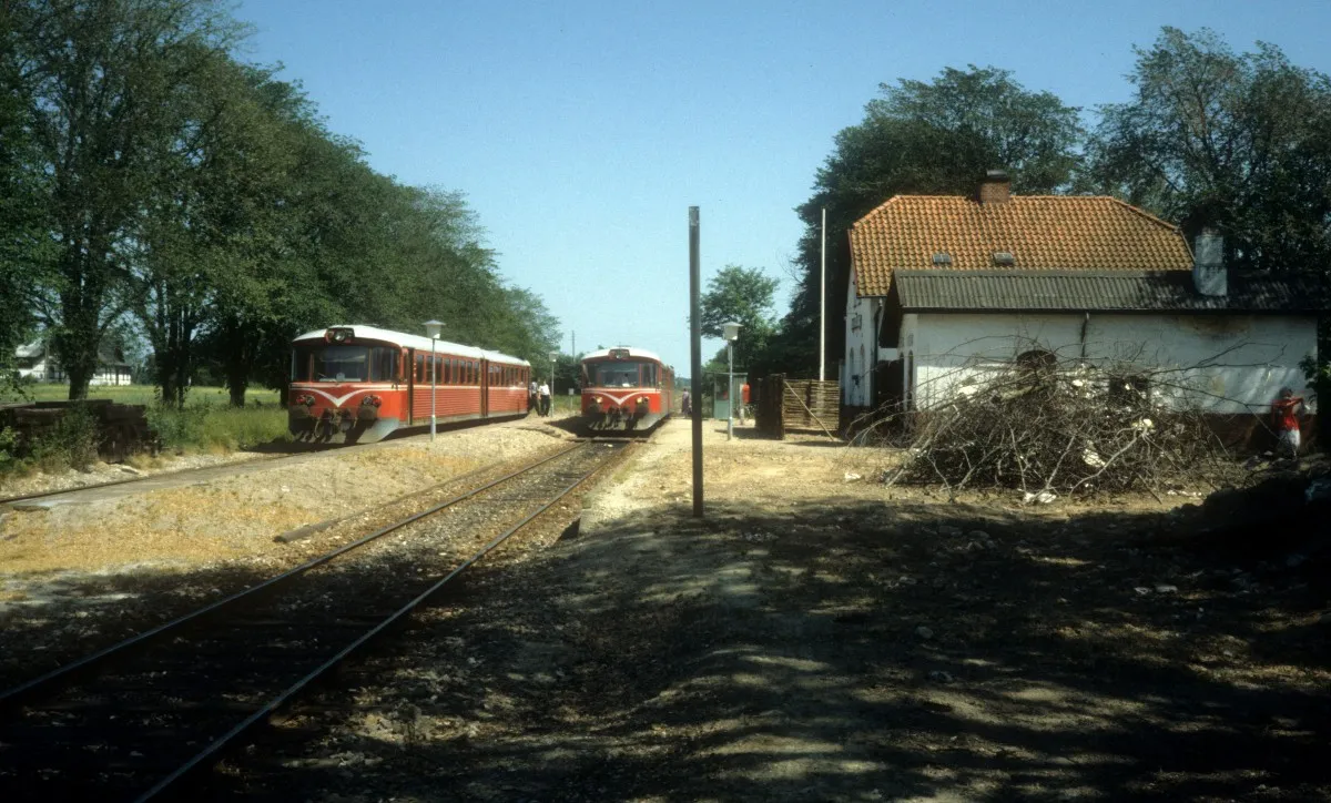 Photo showing: HTJ (Høng-Tølløse-Jernbane): Zwei Triebzüge treffen sich am 23. Juni 1983 am Hp Skellebjerg.