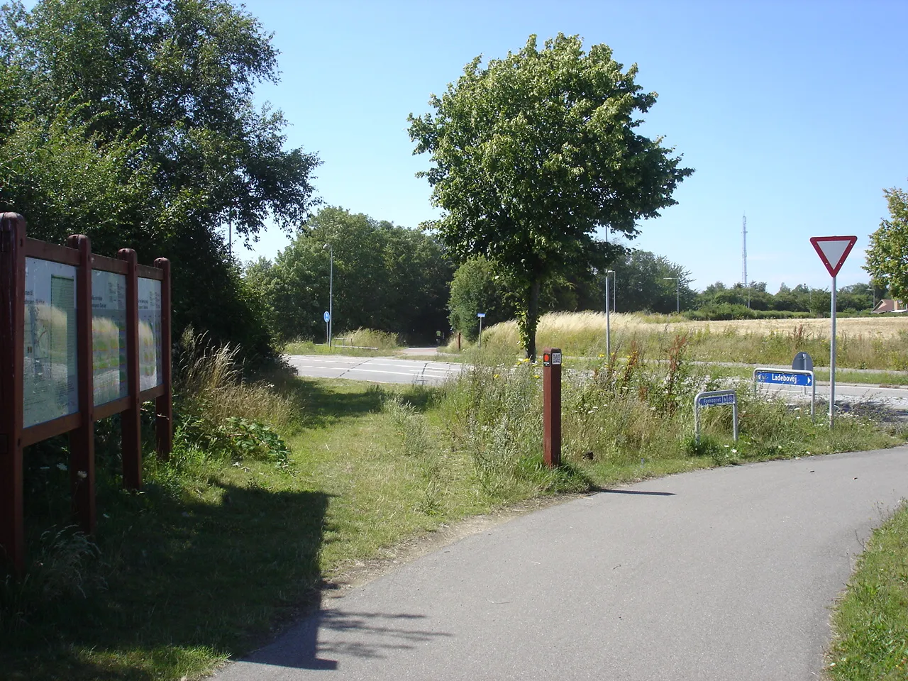 Photo showing: "Fodsporet" på Skælskørbanens tracé krydser Ladebovej sydøst for Skælskør