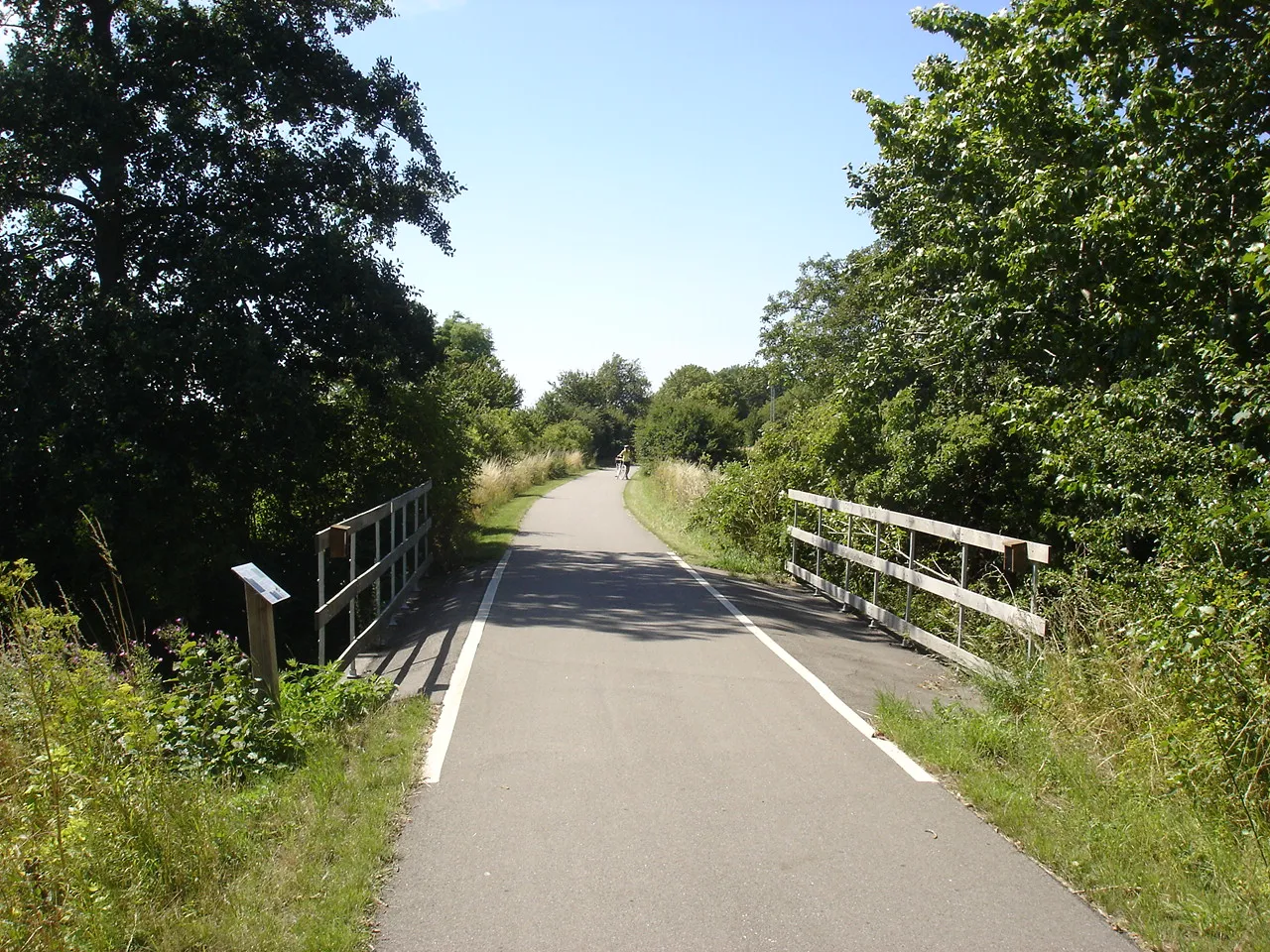 Photo showing: "Fodsporet" på Skælskørbanens tracé krydser Spegerborgrenden sydøst for Skælskør