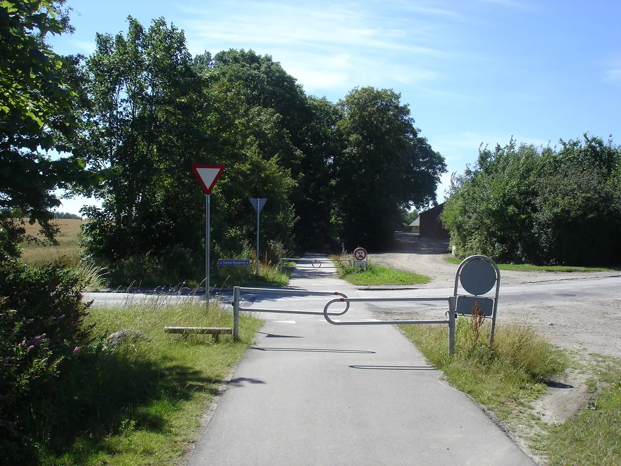 Photo showing: "Fodsporet" på Skælskørbanens tracé krydser Sønder Bjergevej lige efter Sønder Bjerge Station