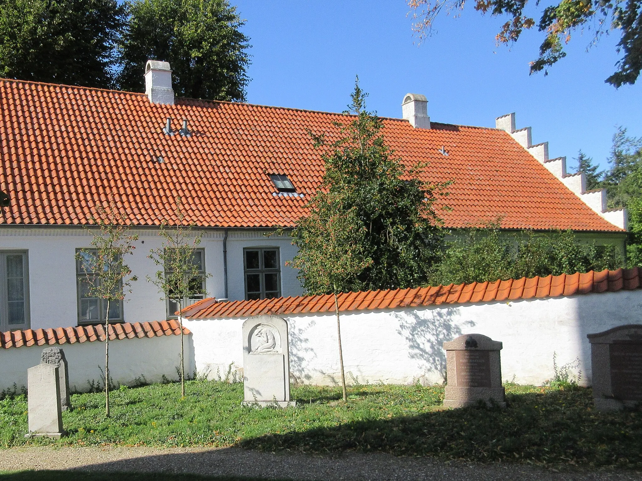 Photo showing: Skamstrup Rectory seen from Skamstrup Church in Skamstrup, Denmark